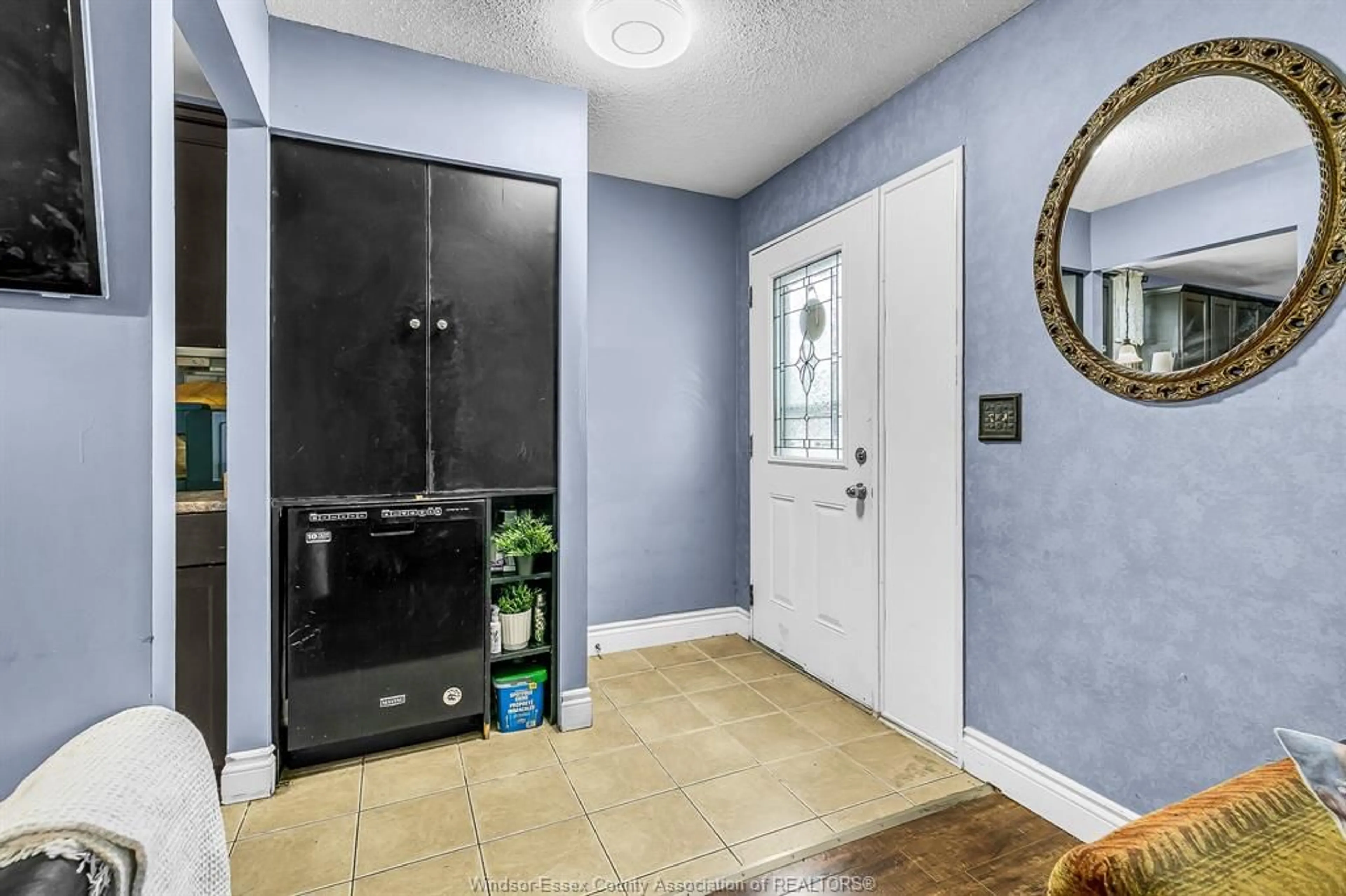 Indoor entryway for 1716 SOUTHDALE, Windsor Ontario N8W 4X1