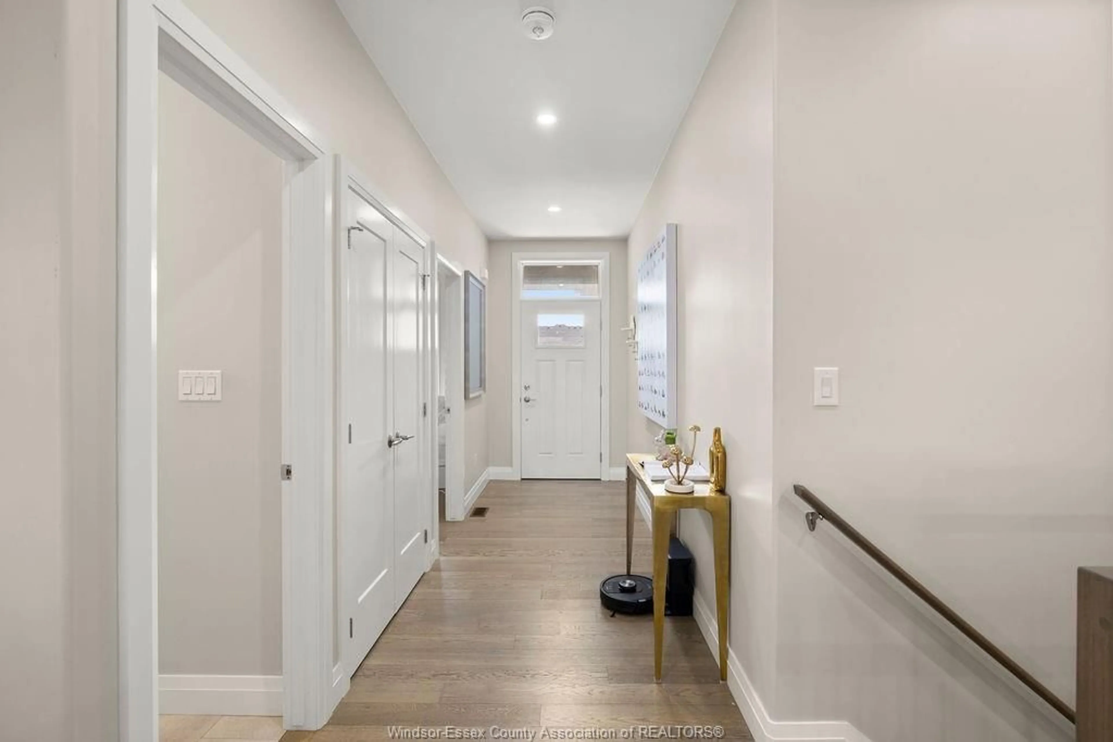 Indoor entryway for 2507 CLEARWATER, Windsor Ontario N8P 0G3