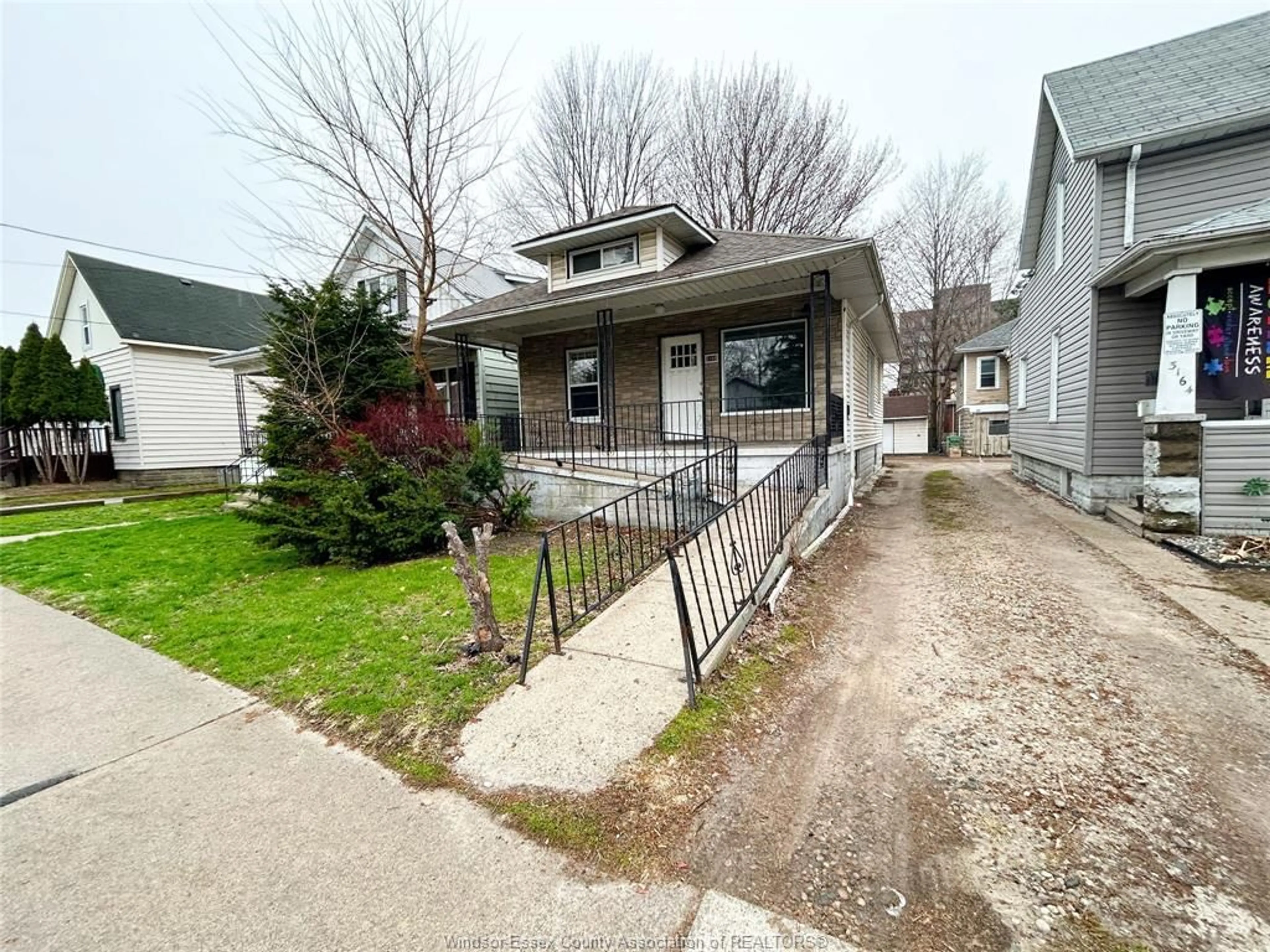 A pic from outside/outdoor area/front of a property/back of a property/a pic from drone, street for 3168 WYANDOTTE St, Windsor Ontario N9C 1M6