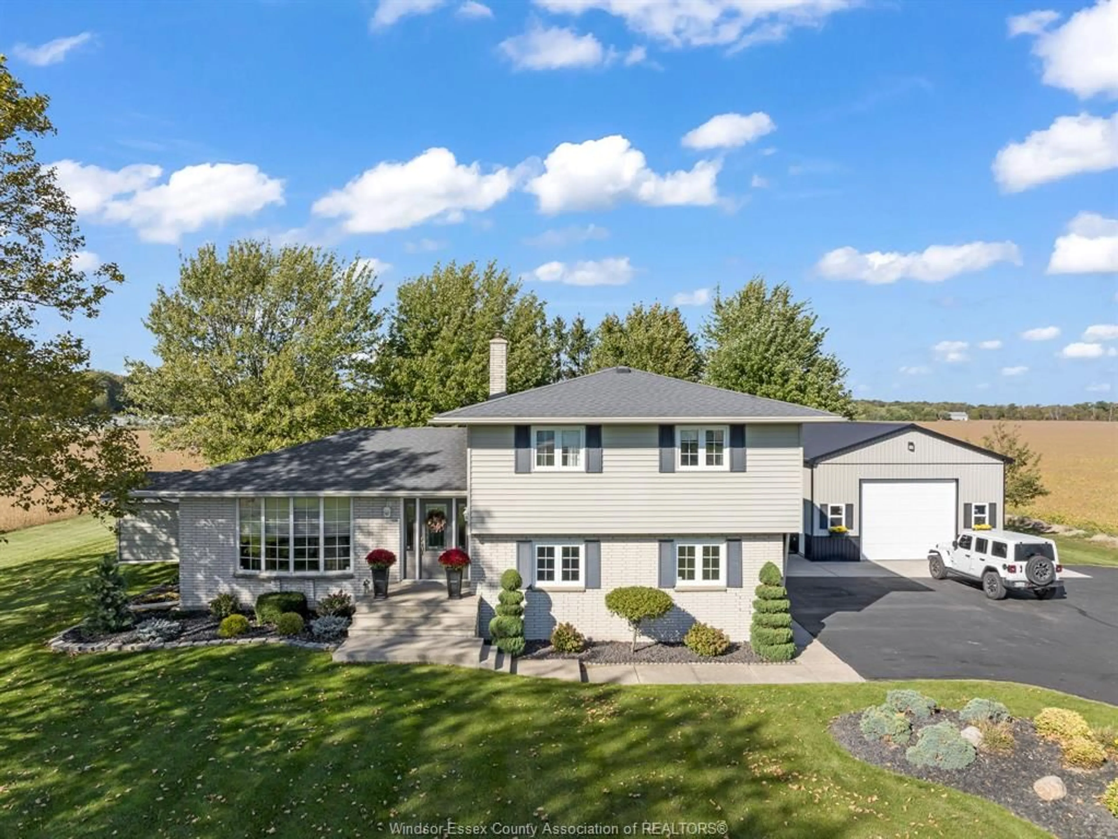 A pic from outside/outdoor area/front of a property/back of a property/a pic from drone, unknown for 89 SPRUCE, Kingsville Ontario N9Y 1G4