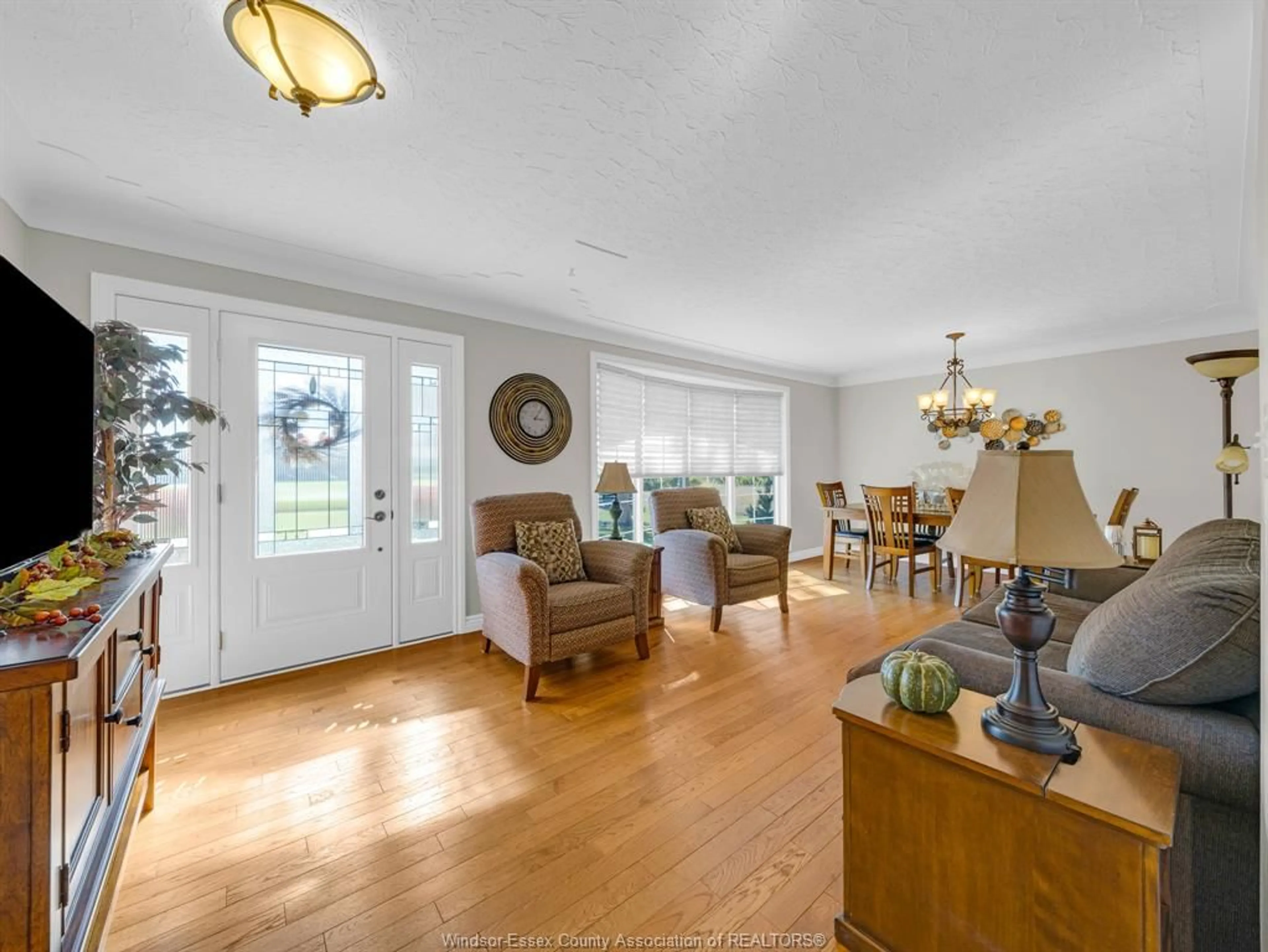 Living room with furniture, wood/laminate floor for 89 SPRUCE, Kingsville Ontario N9Y 1G4
