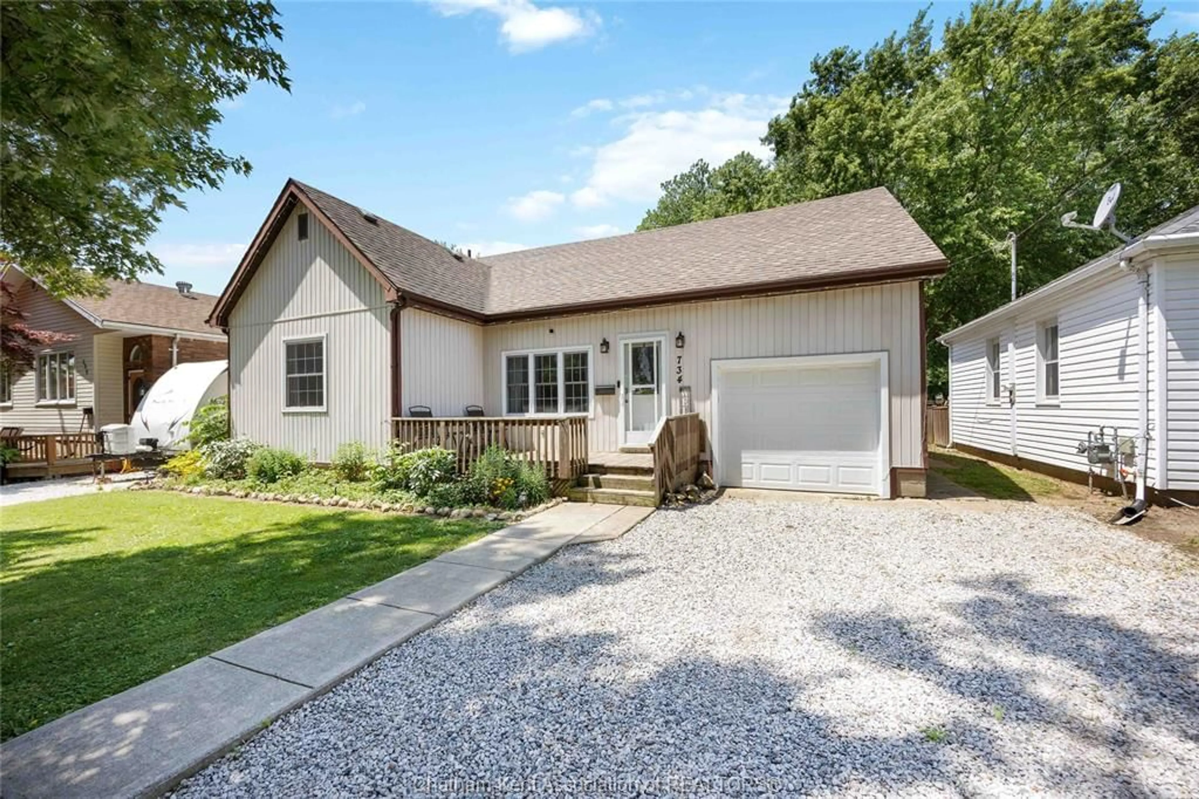Home with vinyl exterior material, street for 734 Selkirk St, Wallaceburg Ontario N8A 3Y3