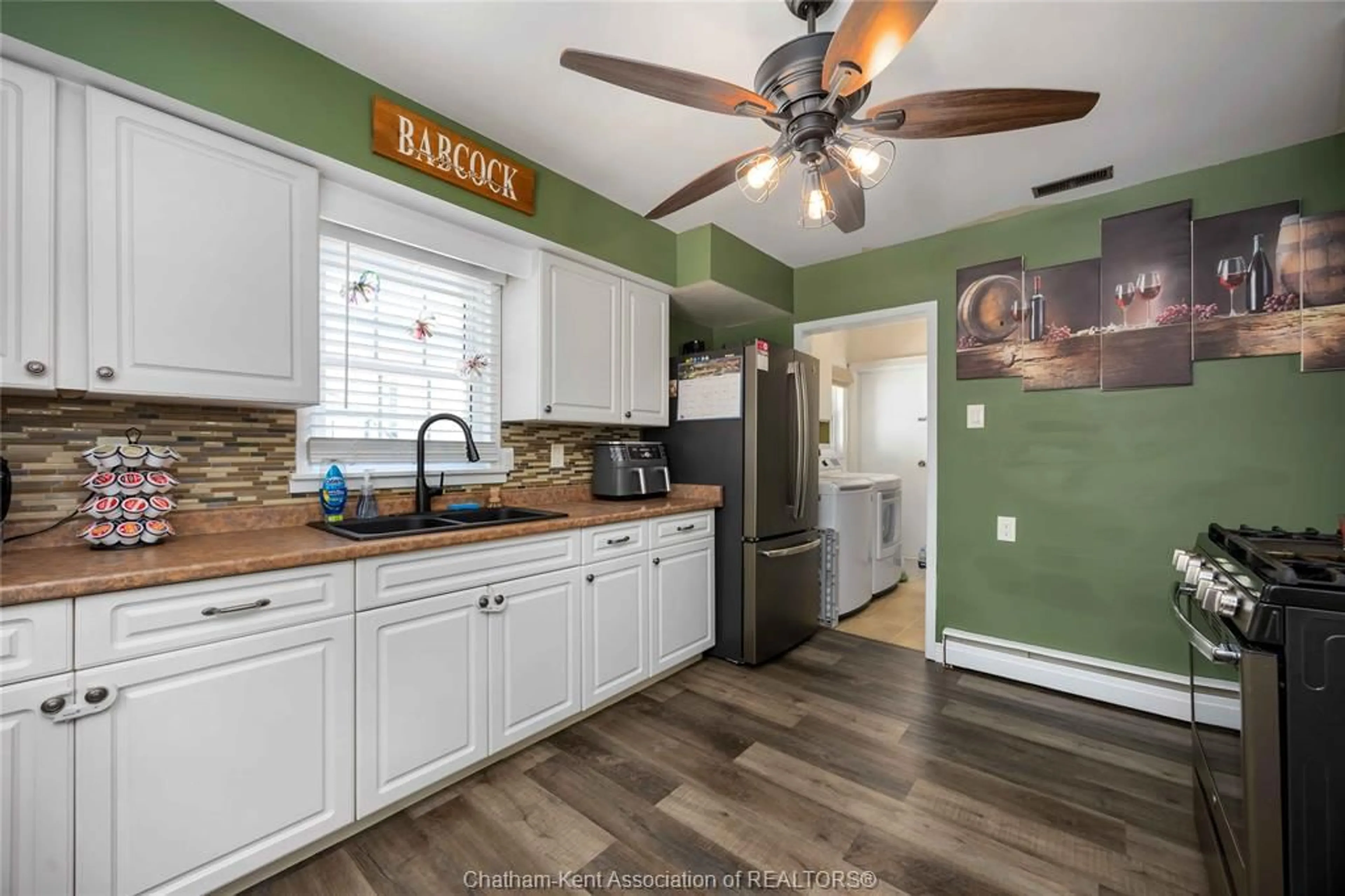 Open concept kitchen, unknown for 734 Selkirk St, Wallaceburg Ontario N8A 3Y3
