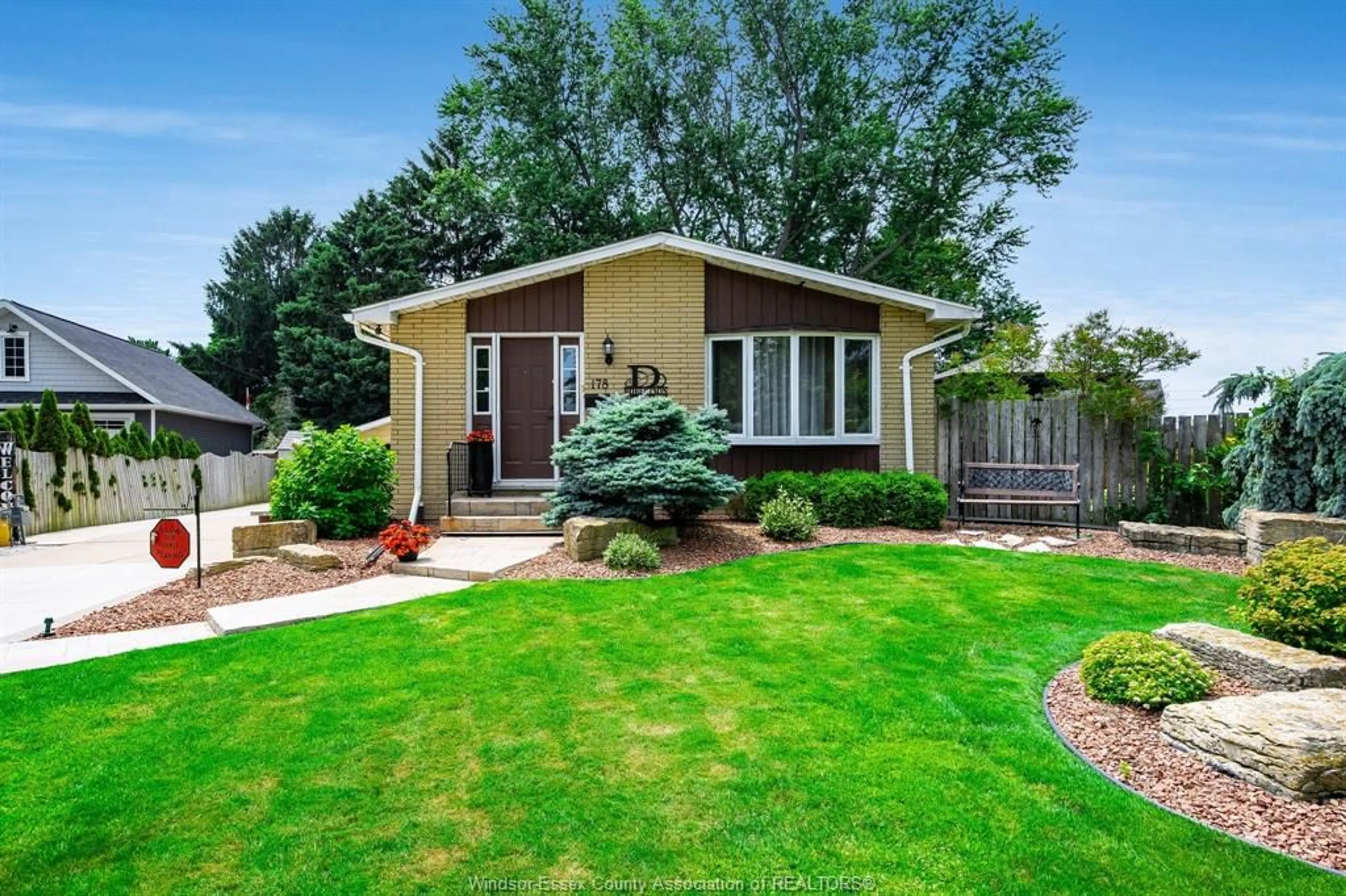 Home with vinyl exterior material, street for 178 Allen Crt, Kingsville Ontario N9Y 2H9