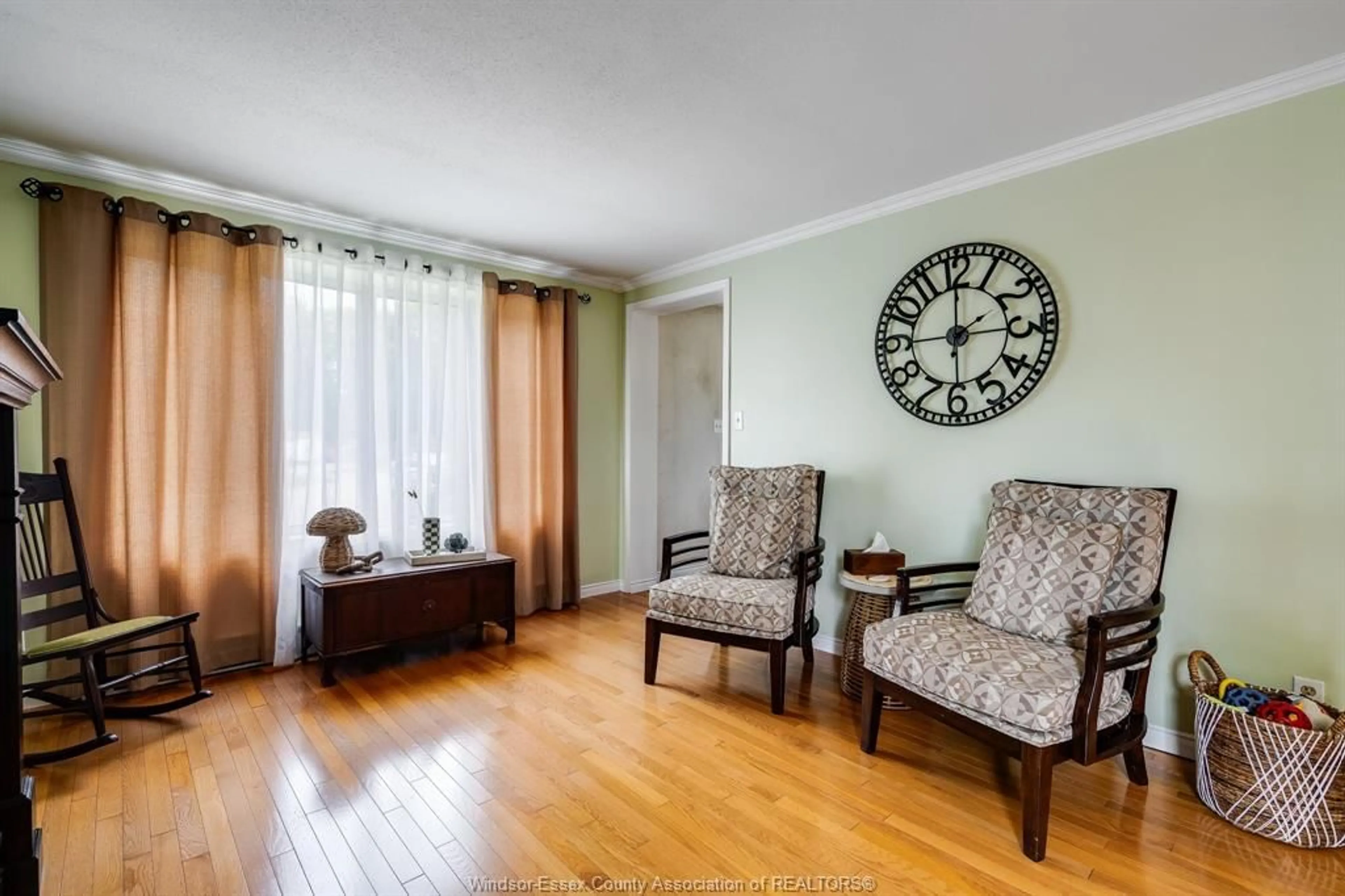 Living room with furniture, wood/laminate floor for 178 Allen Crt, Kingsville Ontario N9Y 2H9