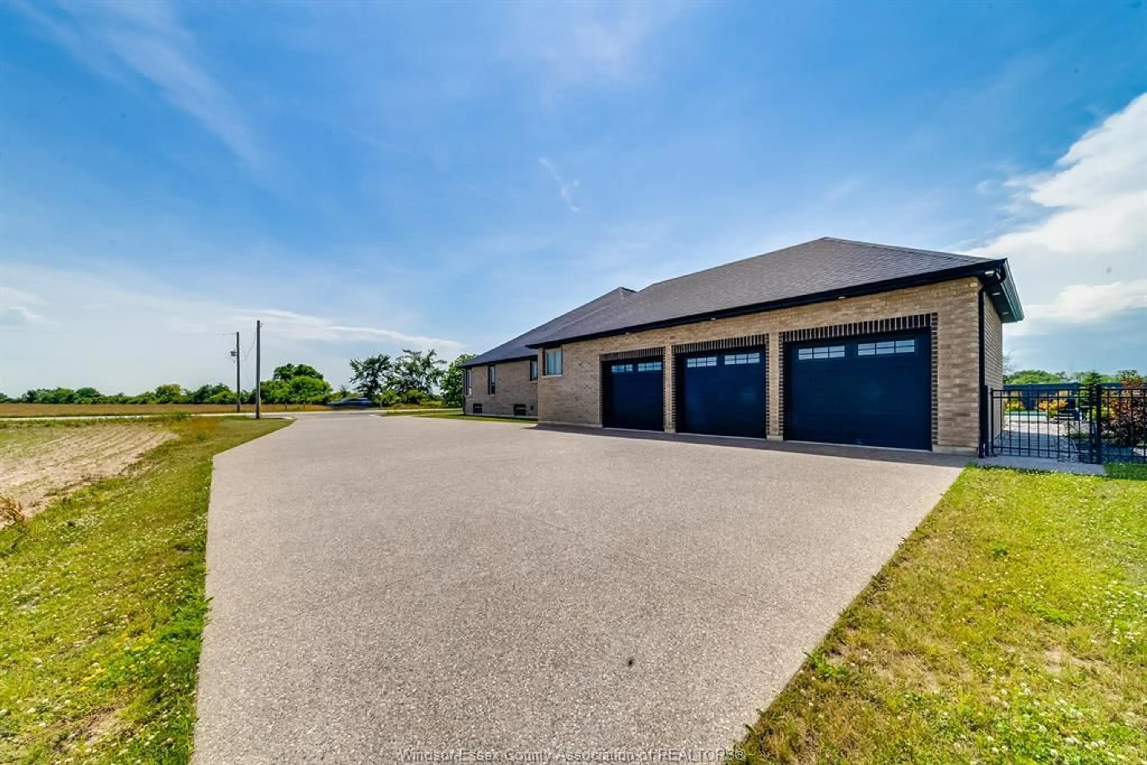 Indoor garage for 3000 SOUTH TALBOT, Tecumseh Ontario N0R 1K0