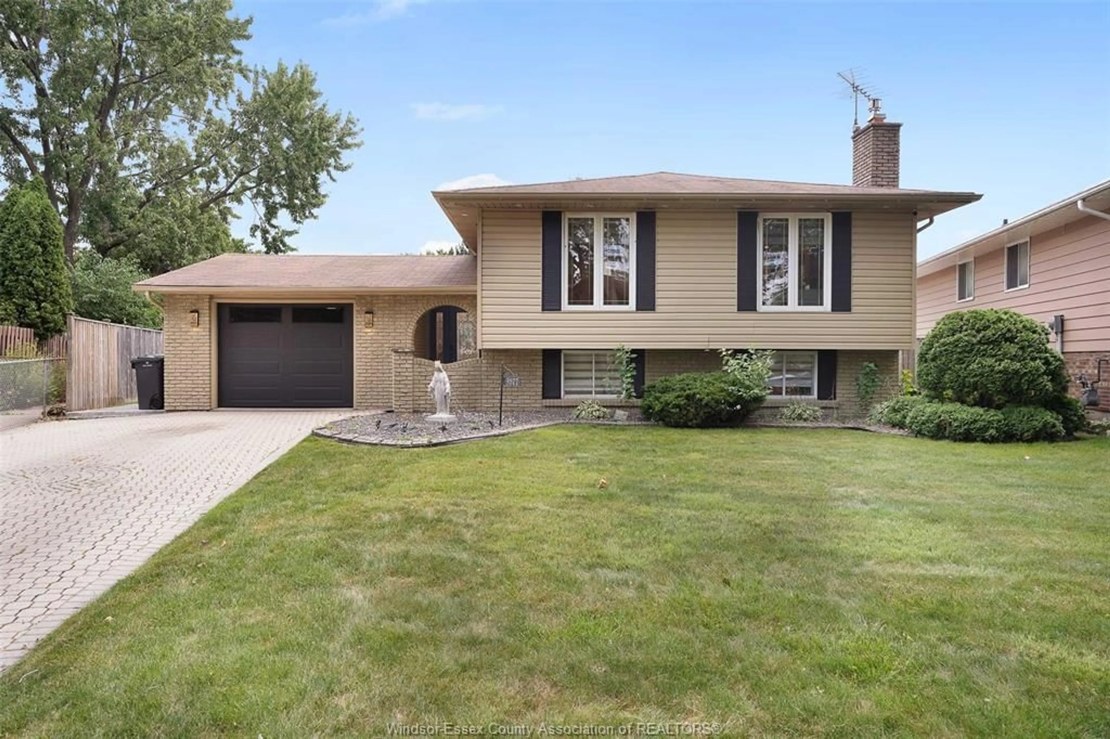 Home with vinyl exterior material, street for 9577 MIDFIELD Cres, Windsor Ontario N8R 1W9