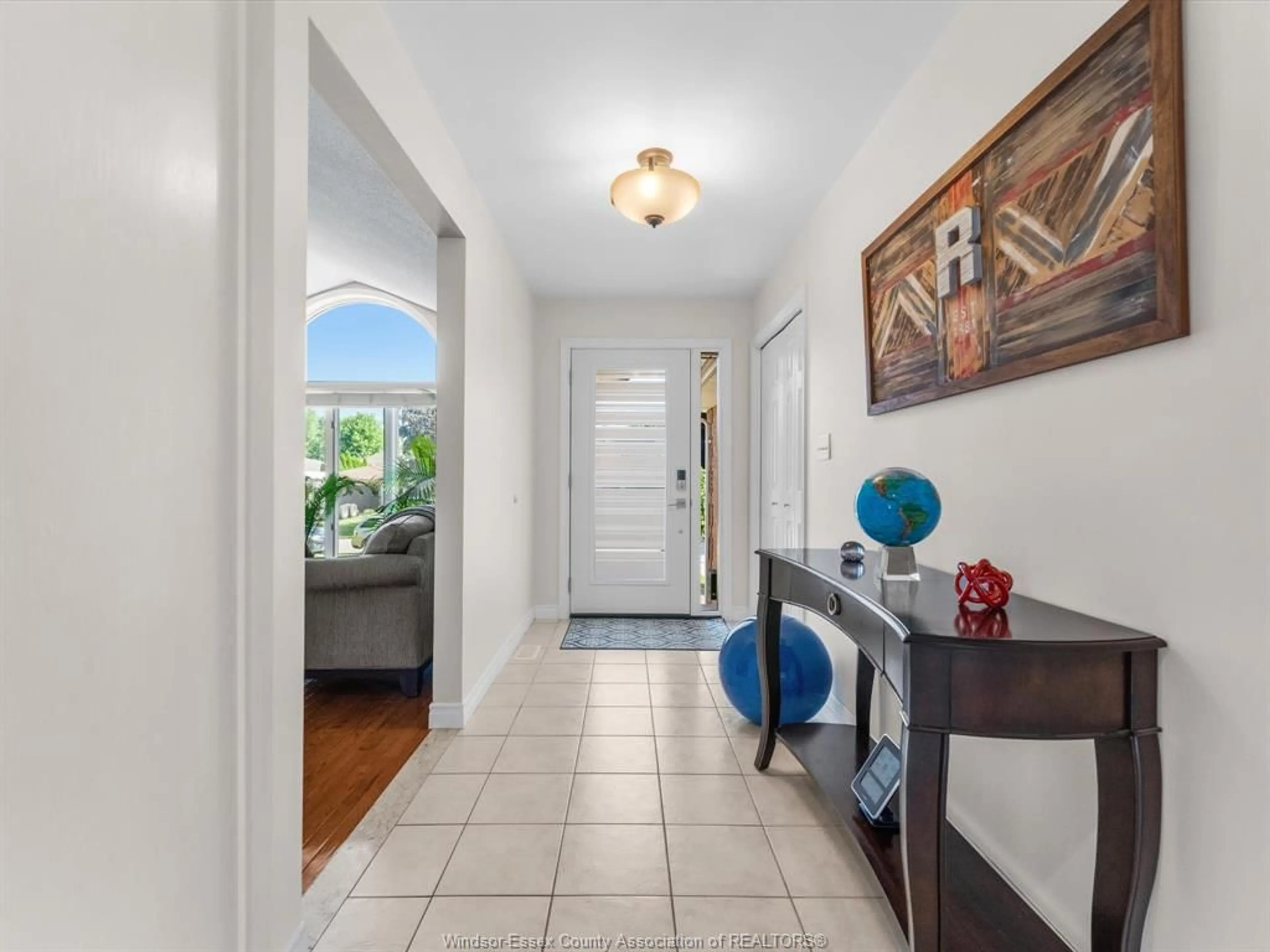 Indoor entryway for 480 Delaware Ave, LaSalle Ontario N9J 1S4