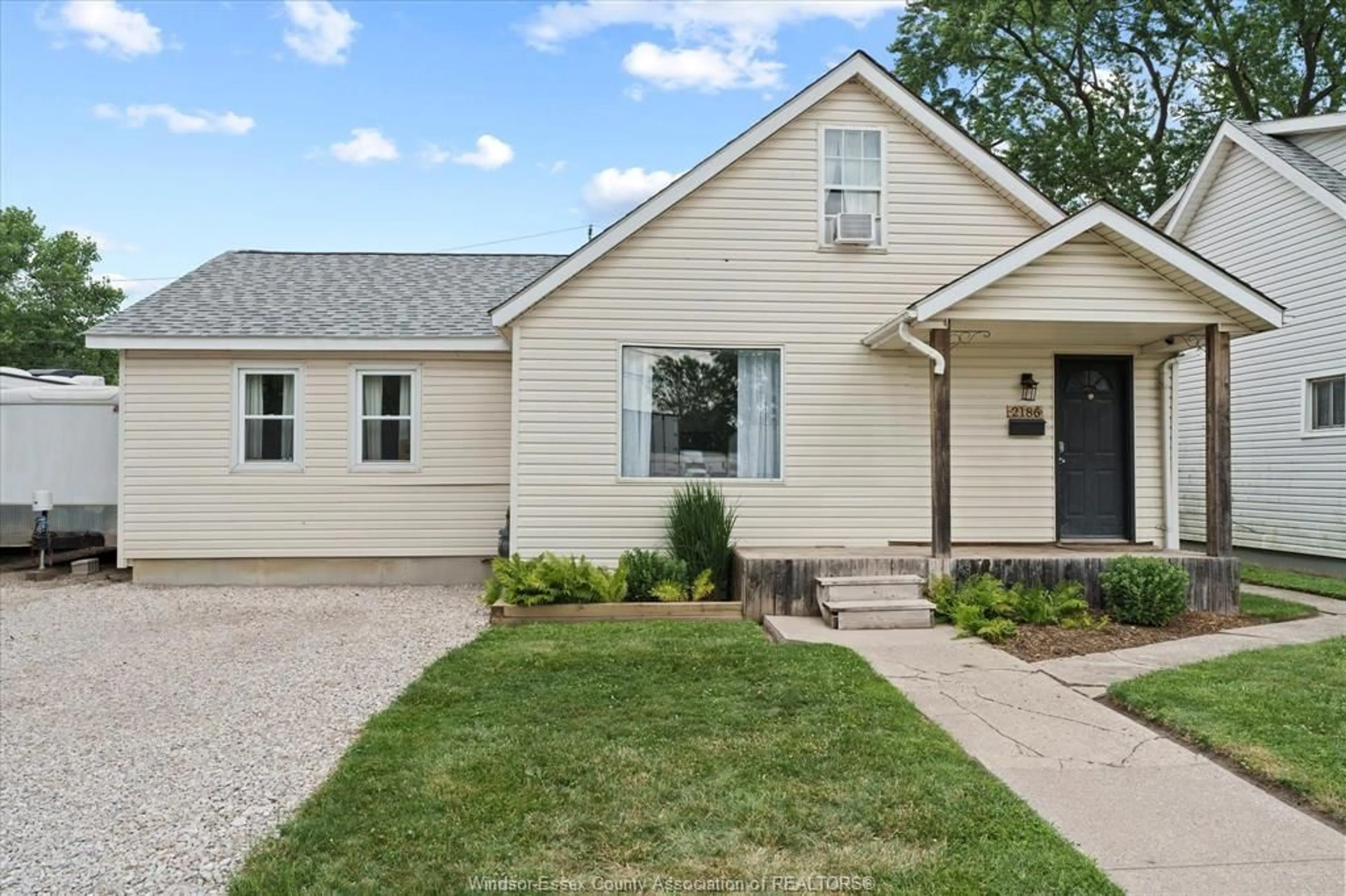 Home with vinyl exterior material, street for 2186 JANETTE, Windsor Ontario N8X 1Z8