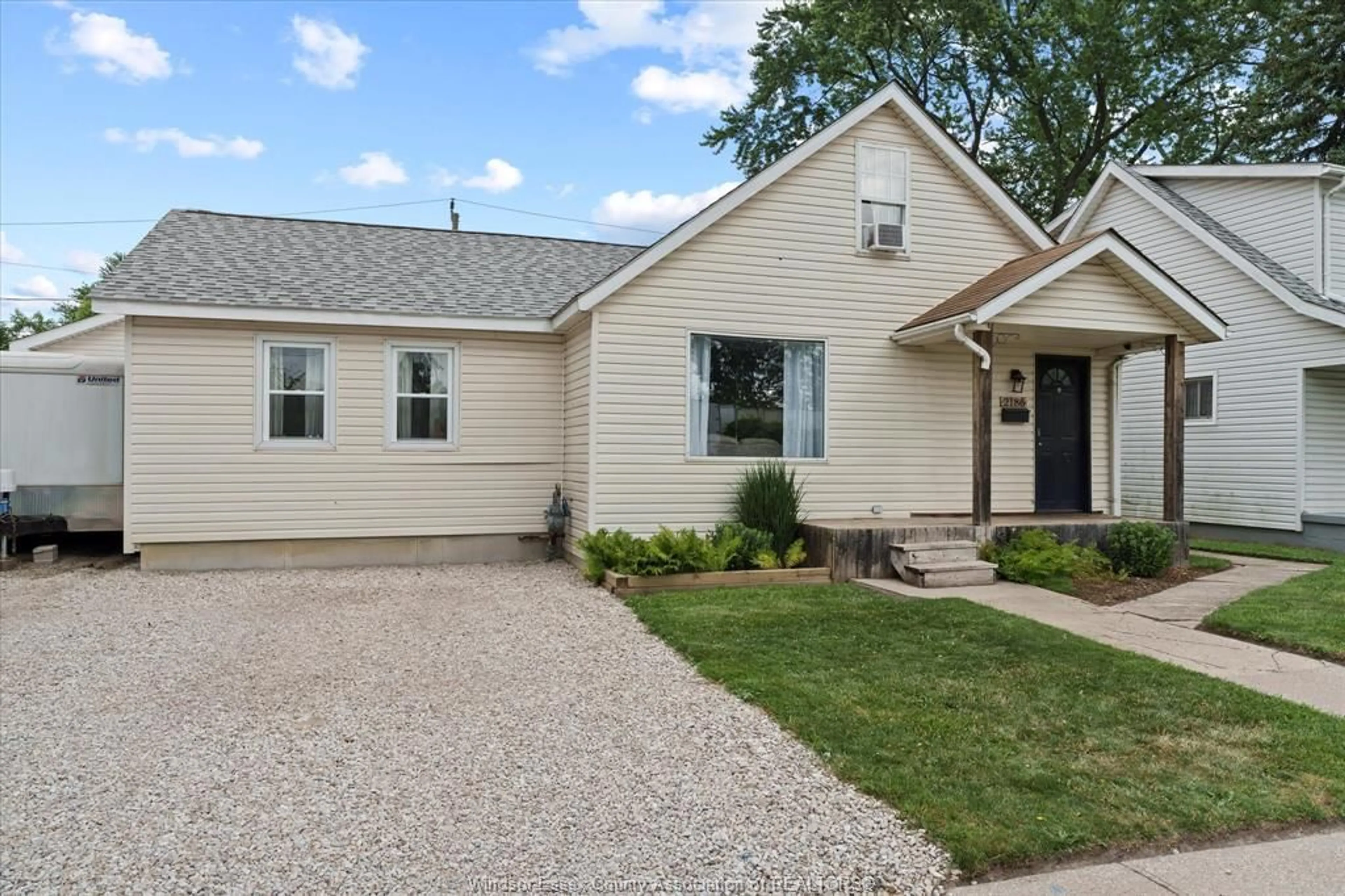 Home with vinyl exterior material, street for 2186 JANETTE, Windsor Ontario N8X 1Z8