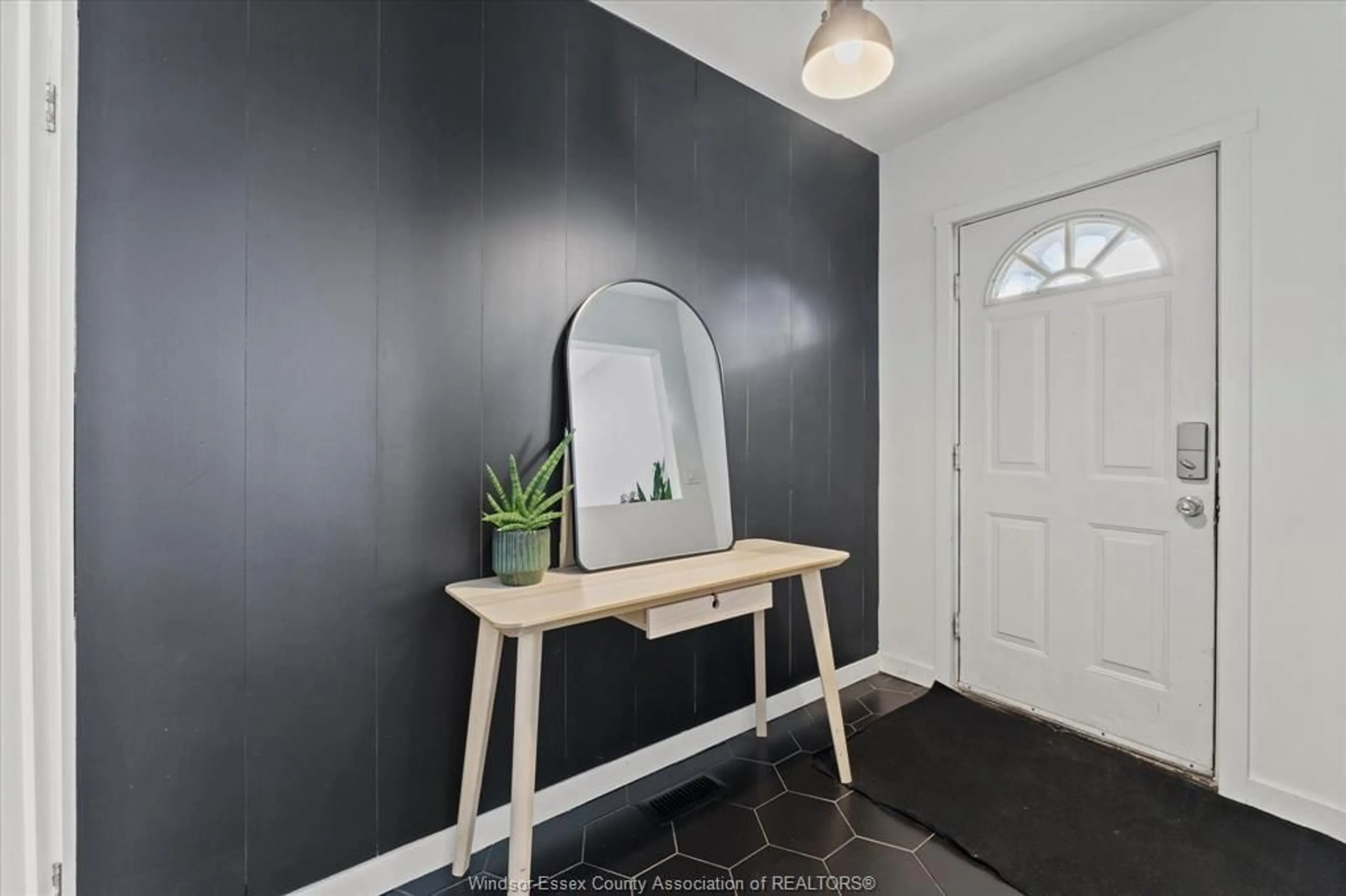 Indoor entryway for 2186 JANETTE, Windsor Ontario N8X 1Z8