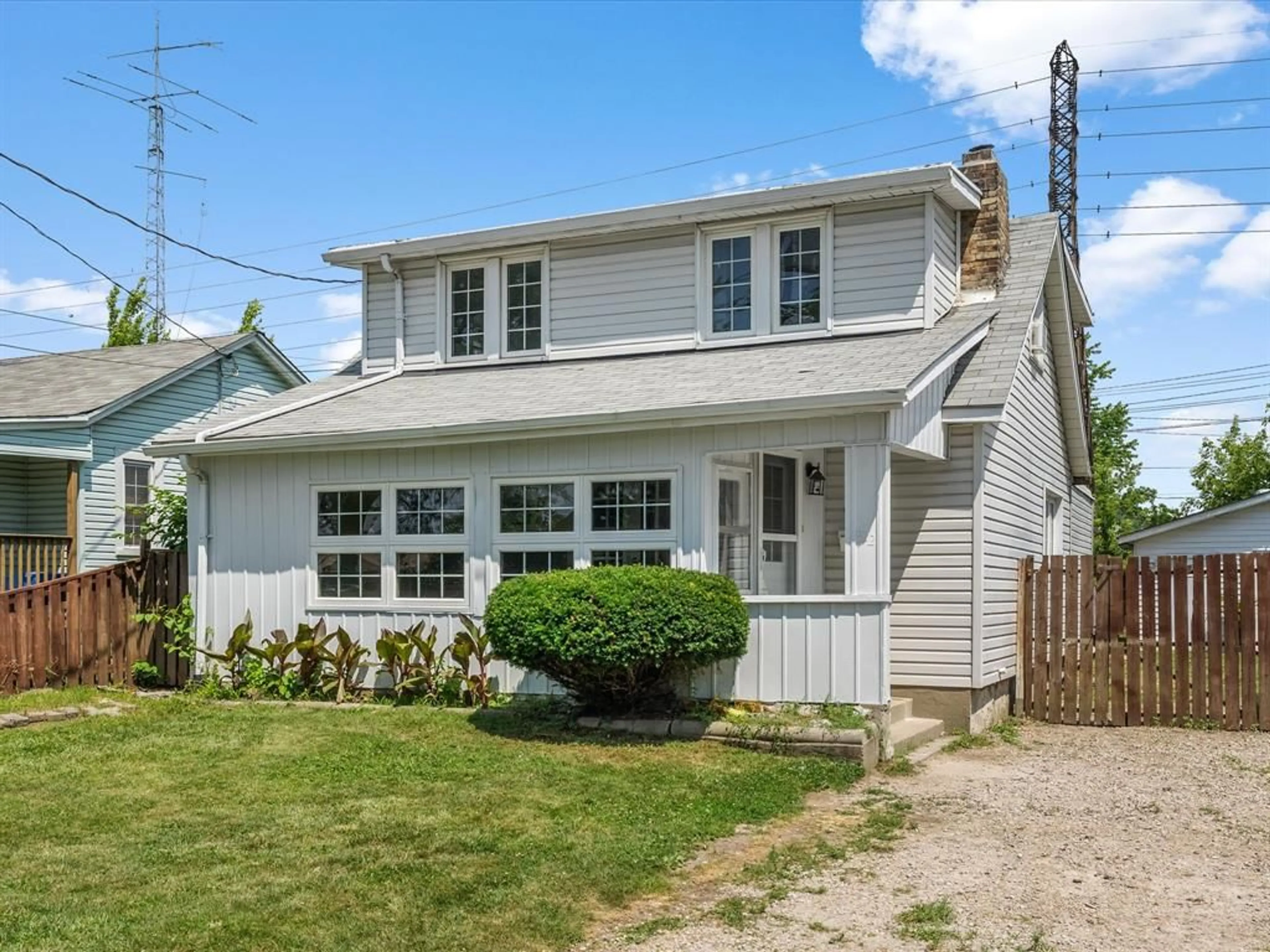 Home with vinyl exterior material, street for 622 SOUTH PACIFIC, Windsor Ontario N8X 2W8