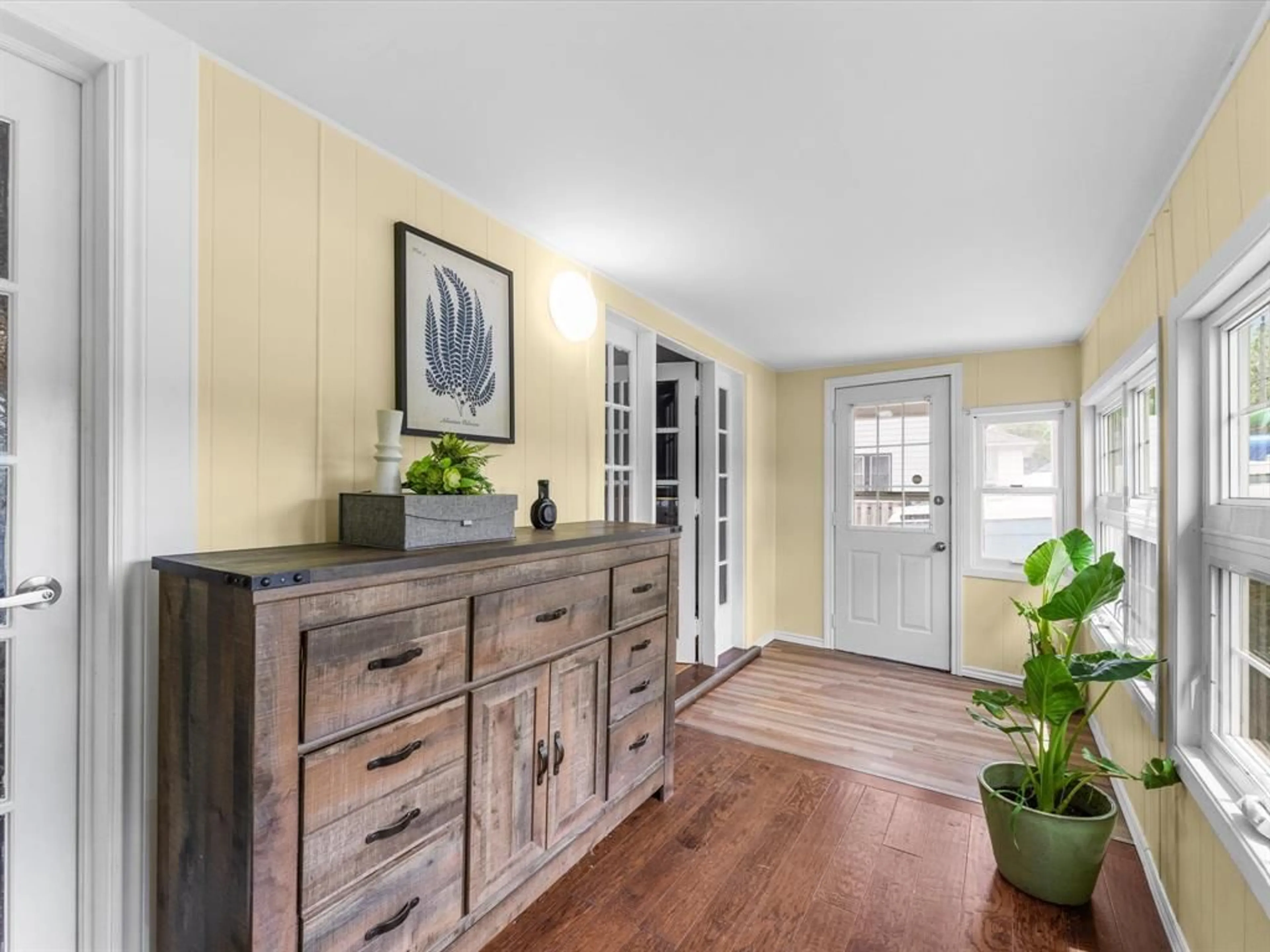 Indoor entryway for 622 SOUTH PACIFIC, Windsor Ontario N8X 2W8