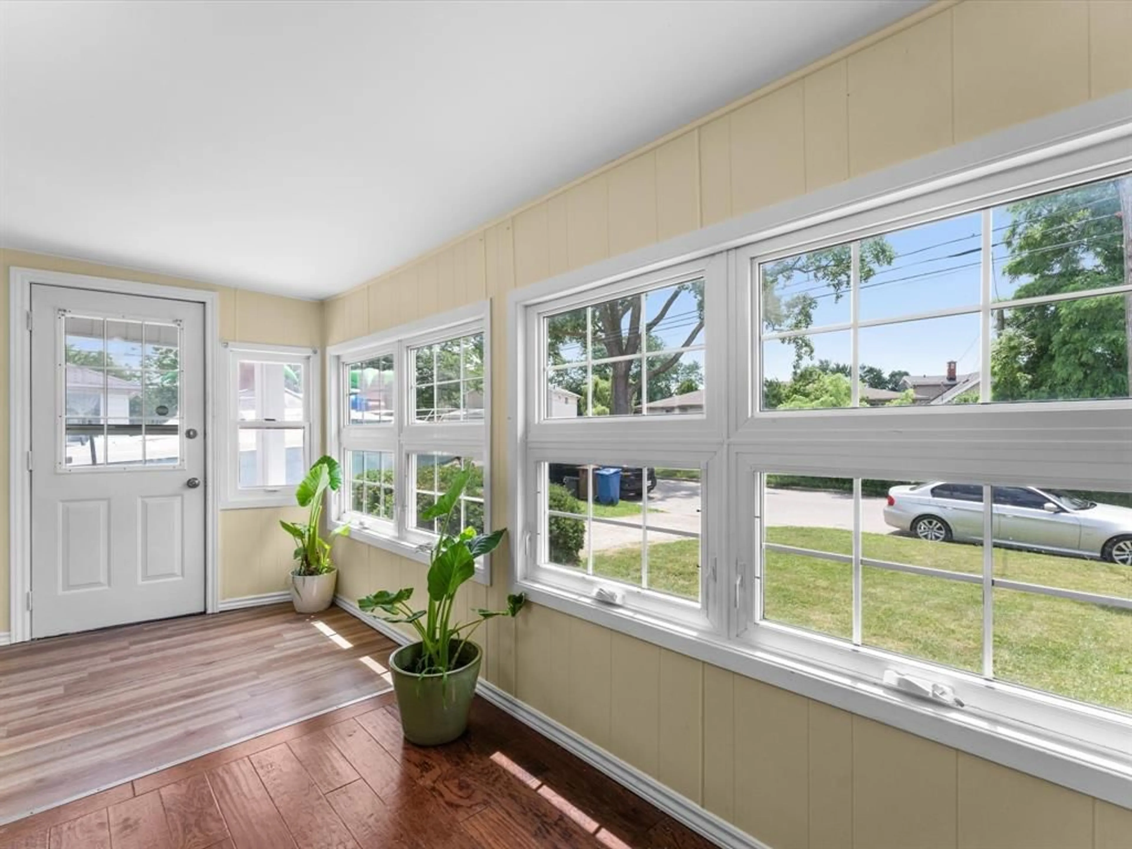 Indoor entryway for 622 SOUTH PACIFIC, Windsor Ontario N8X 2W8
