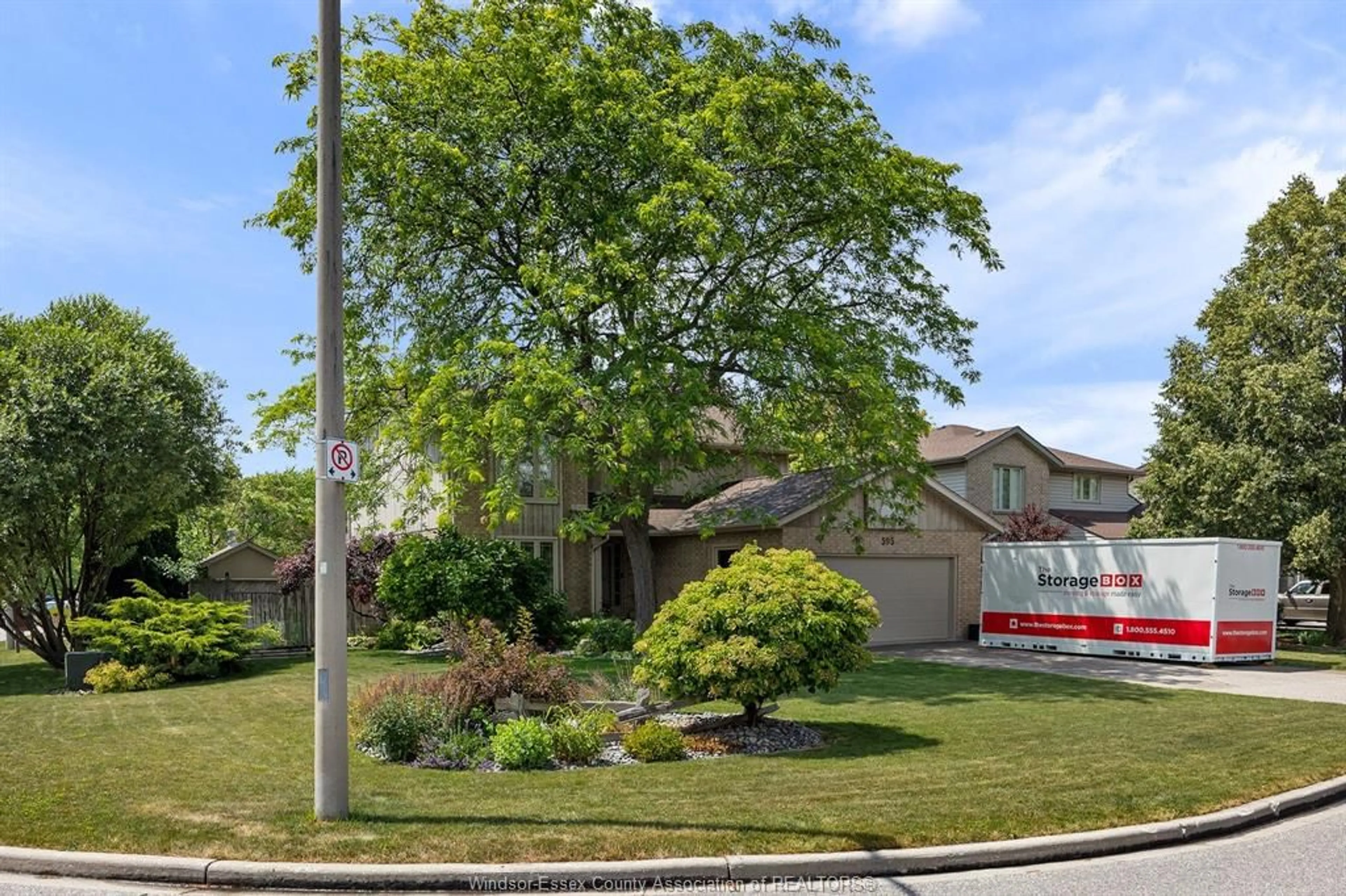 A pic from outside/outdoor area/front of a property/back of a property/a pic from drone, street for 595 BRUNELLE, Tecumseh Ontario N8N 4H8