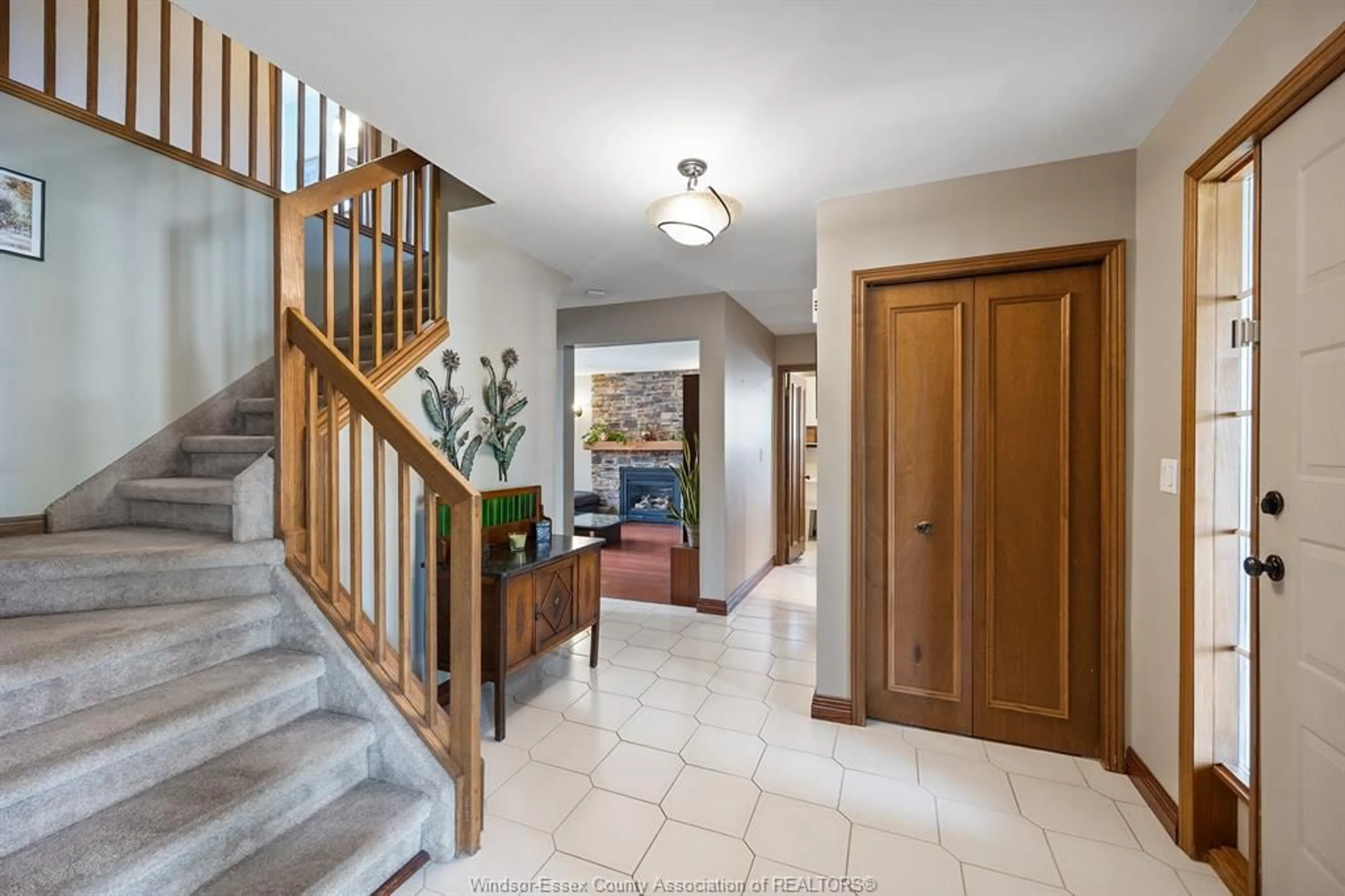 Indoor foyer for 595 BRUNELLE, Tecumseh Ontario N8N 4H8