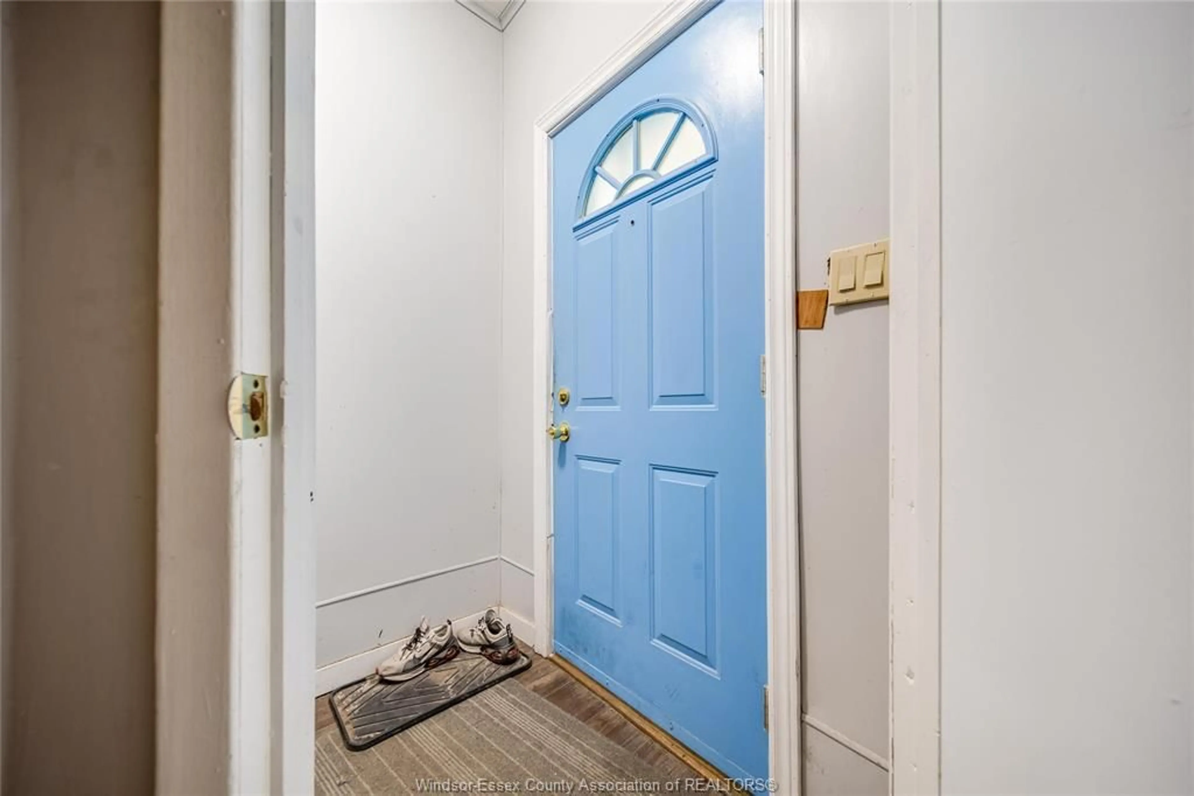 Indoor entryway for 464 VERA Pl, Windsor Ontario N9A 5W3