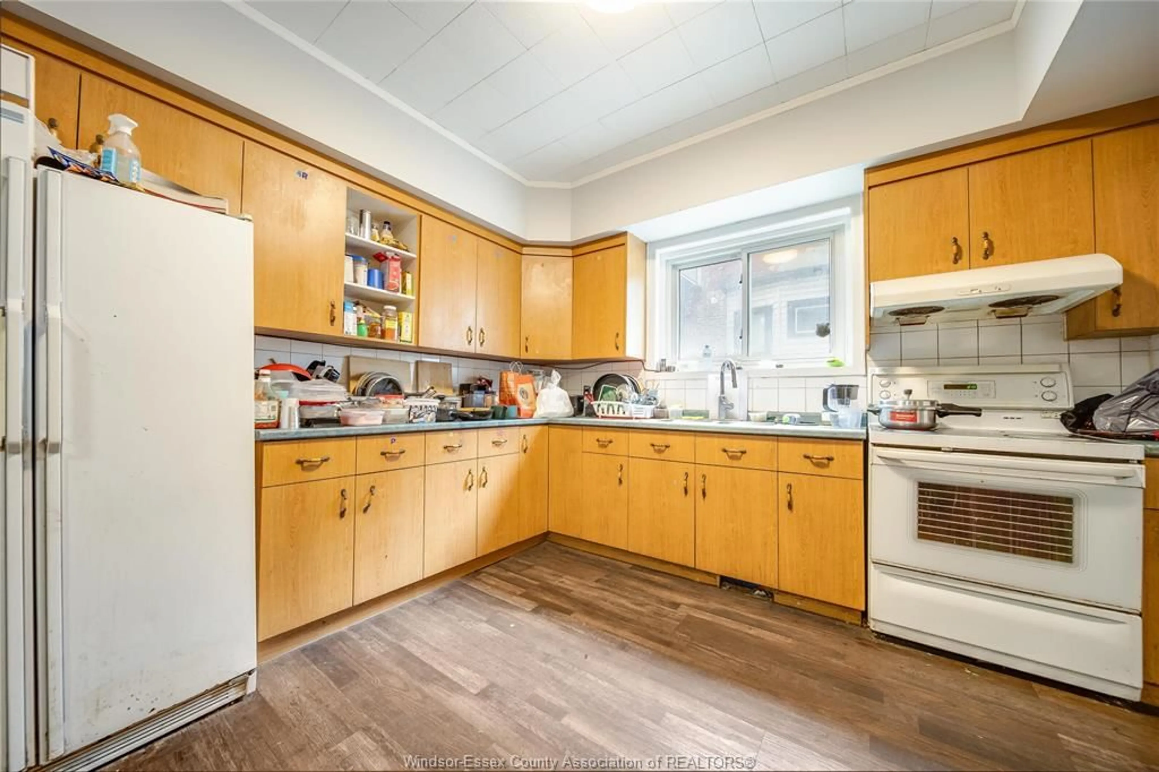 Standard kitchen, unknown for 464 VERA Pl, Windsor Ontario N9A 5W3