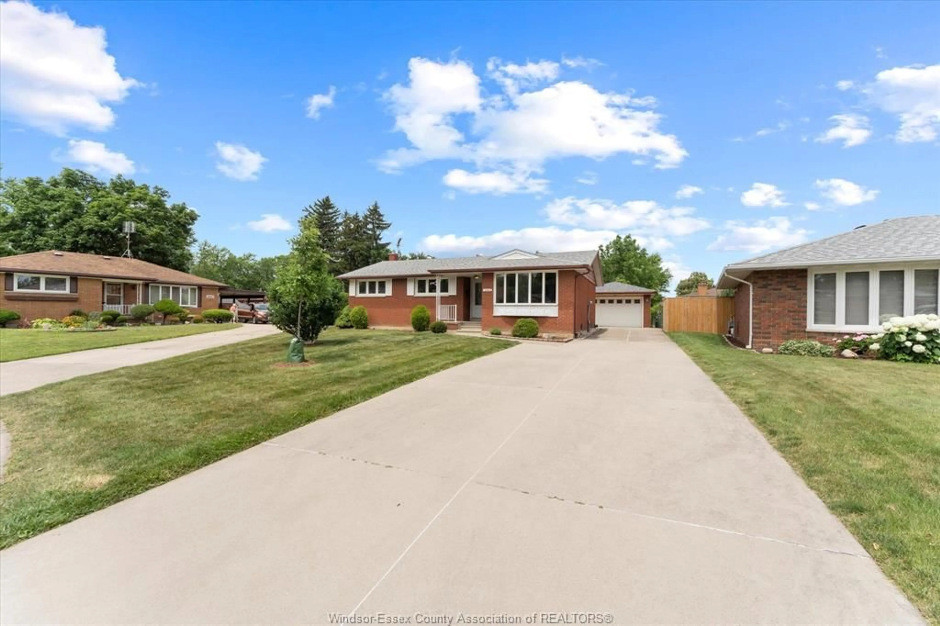A pic from outside/outdoor area/front of a property/back of a property/a pic from drone, street for 2663 ARMSTRONG, Windsor Ontario N8T 2G2