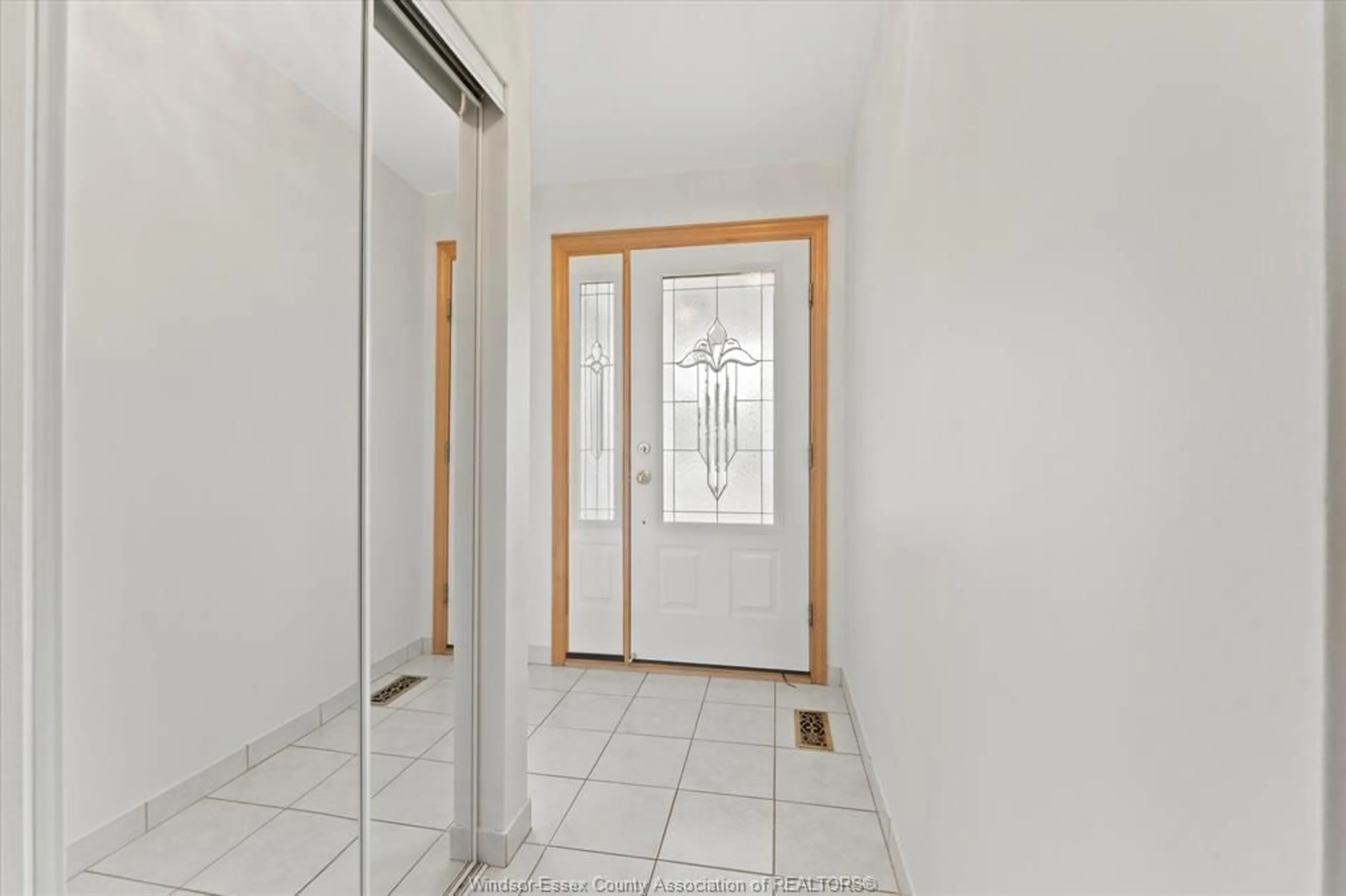 Indoor entryway for 2663 ARMSTRONG, Windsor Ontario N8T 2G2