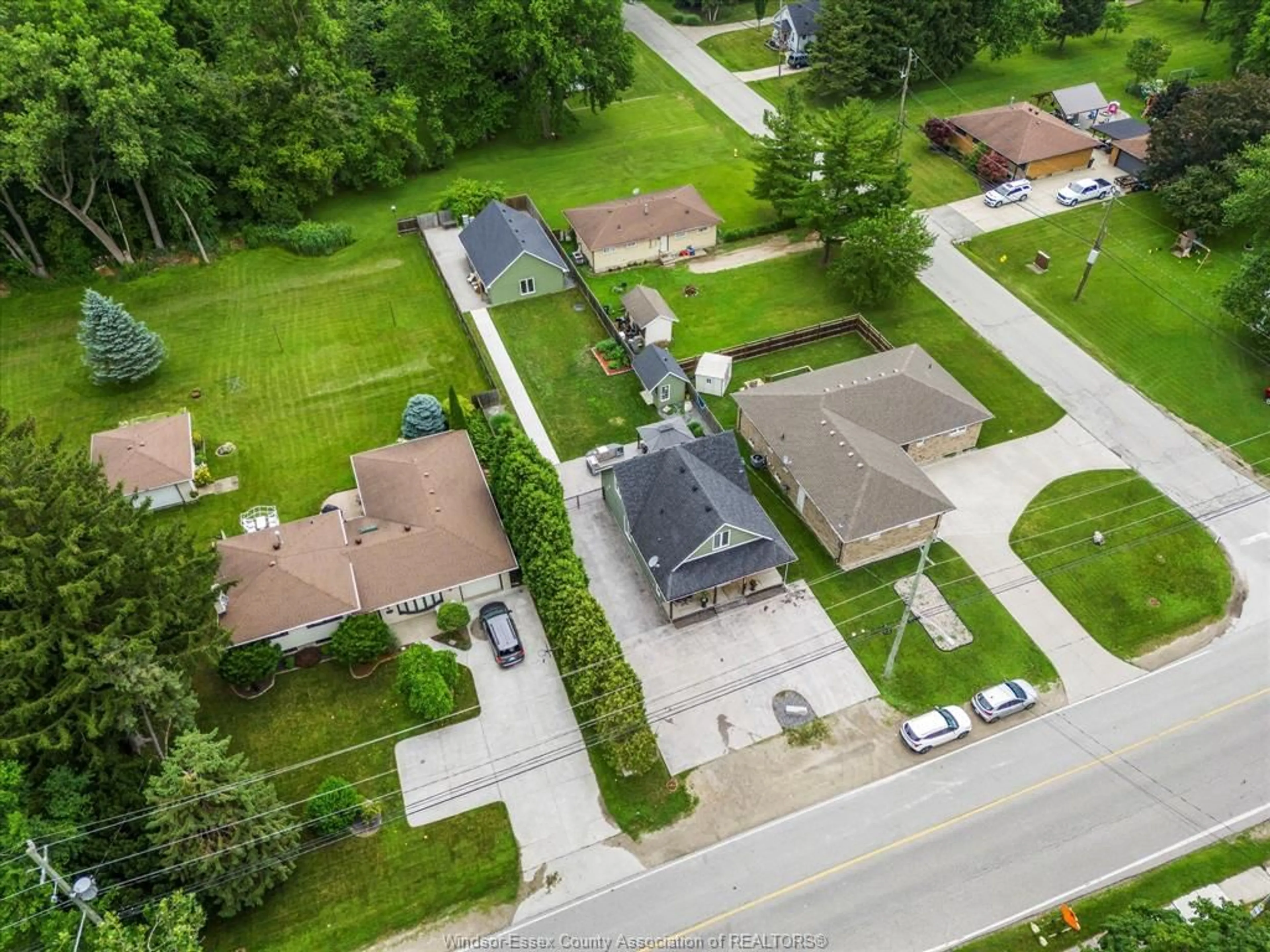 A pic from outside/outdoor area/front of a property/back of a property/a pic from drone, street for 1530 SPRUCEWOOD, LaSalle Ontario N9J 1X5