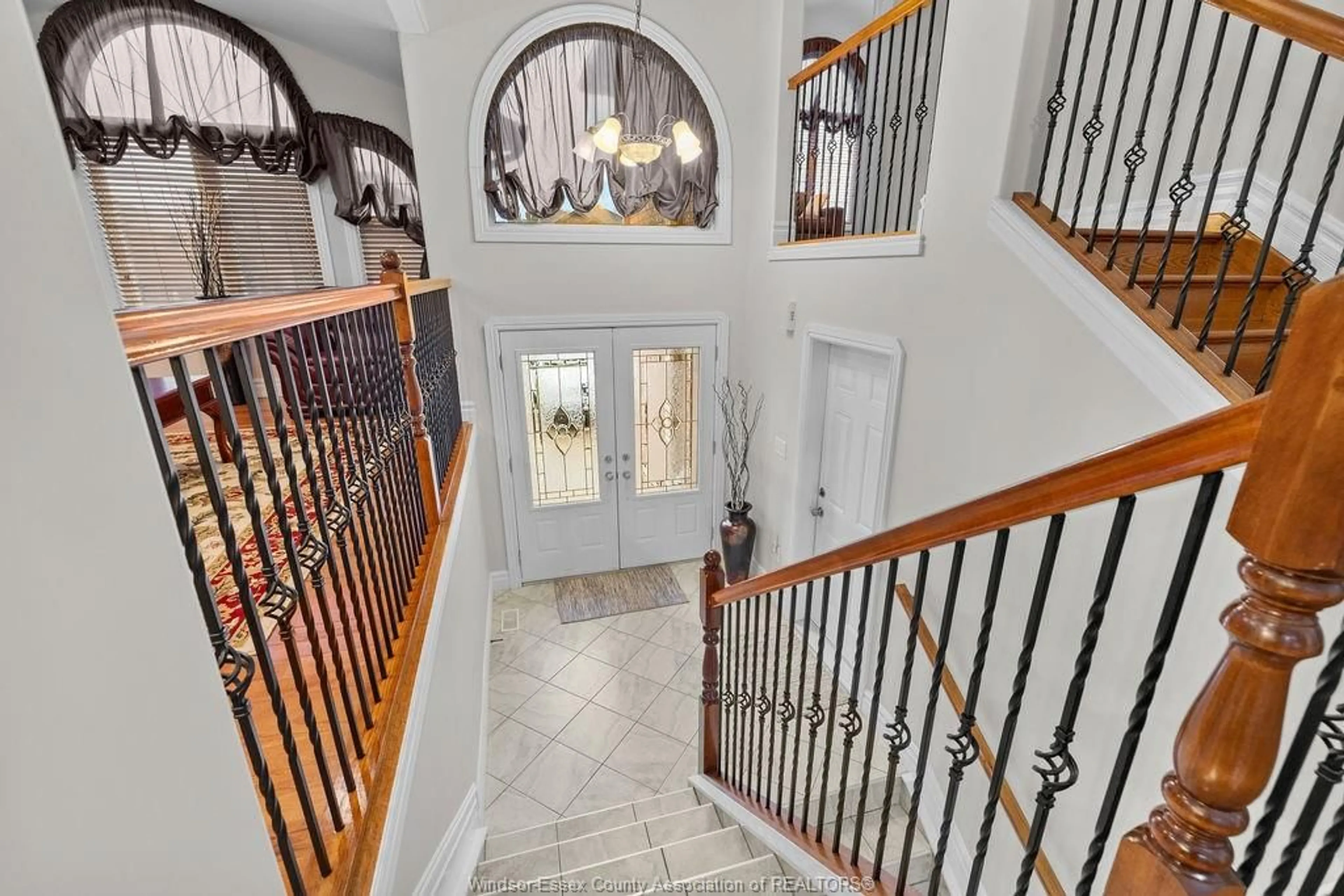 Indoor foyer for 2254 ASKIN AVE, Windsor Ontario N9B 3Y4