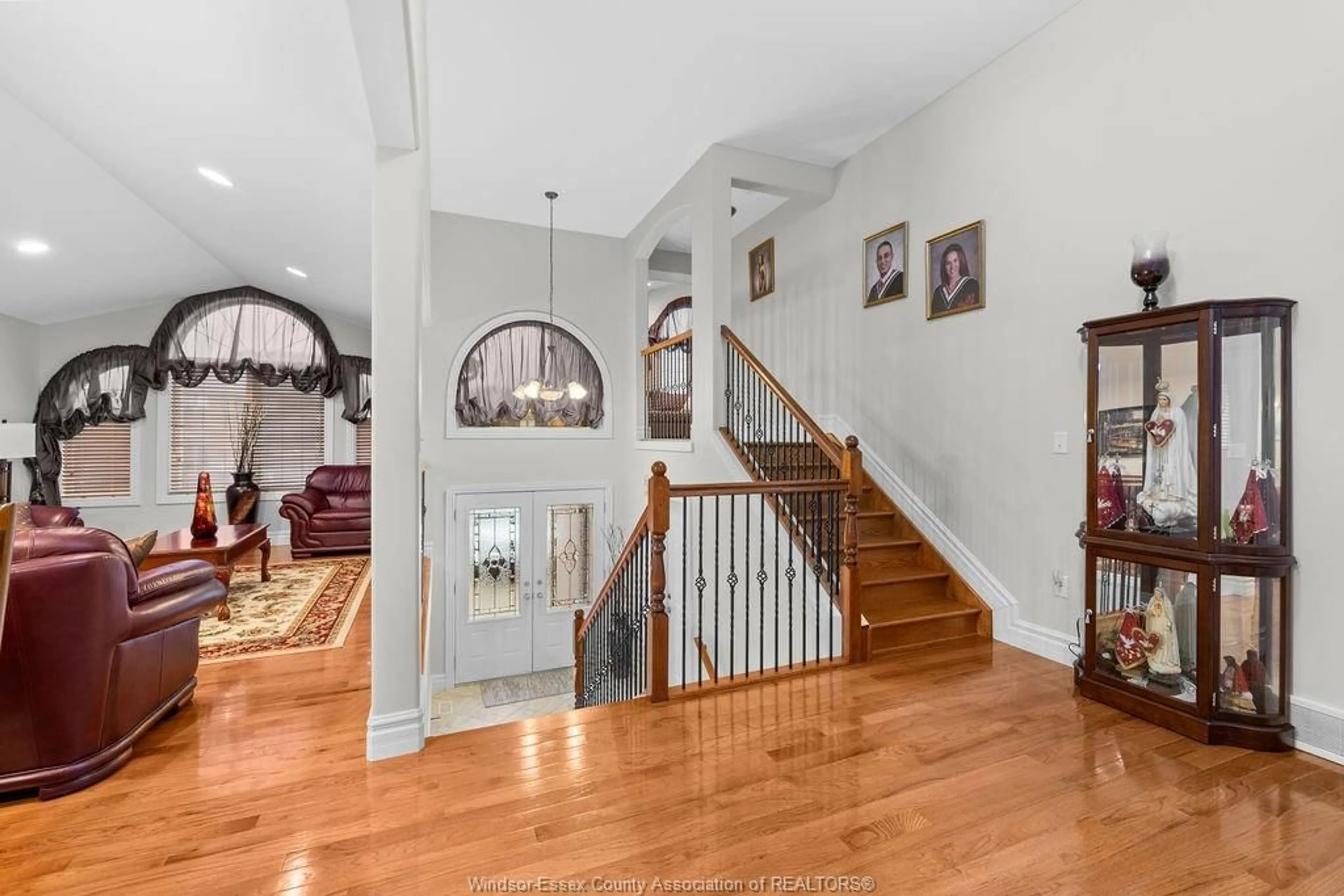 Indoor foyer for 2254 ASKIN AVE, Windsor Ontario N9B 3Y4