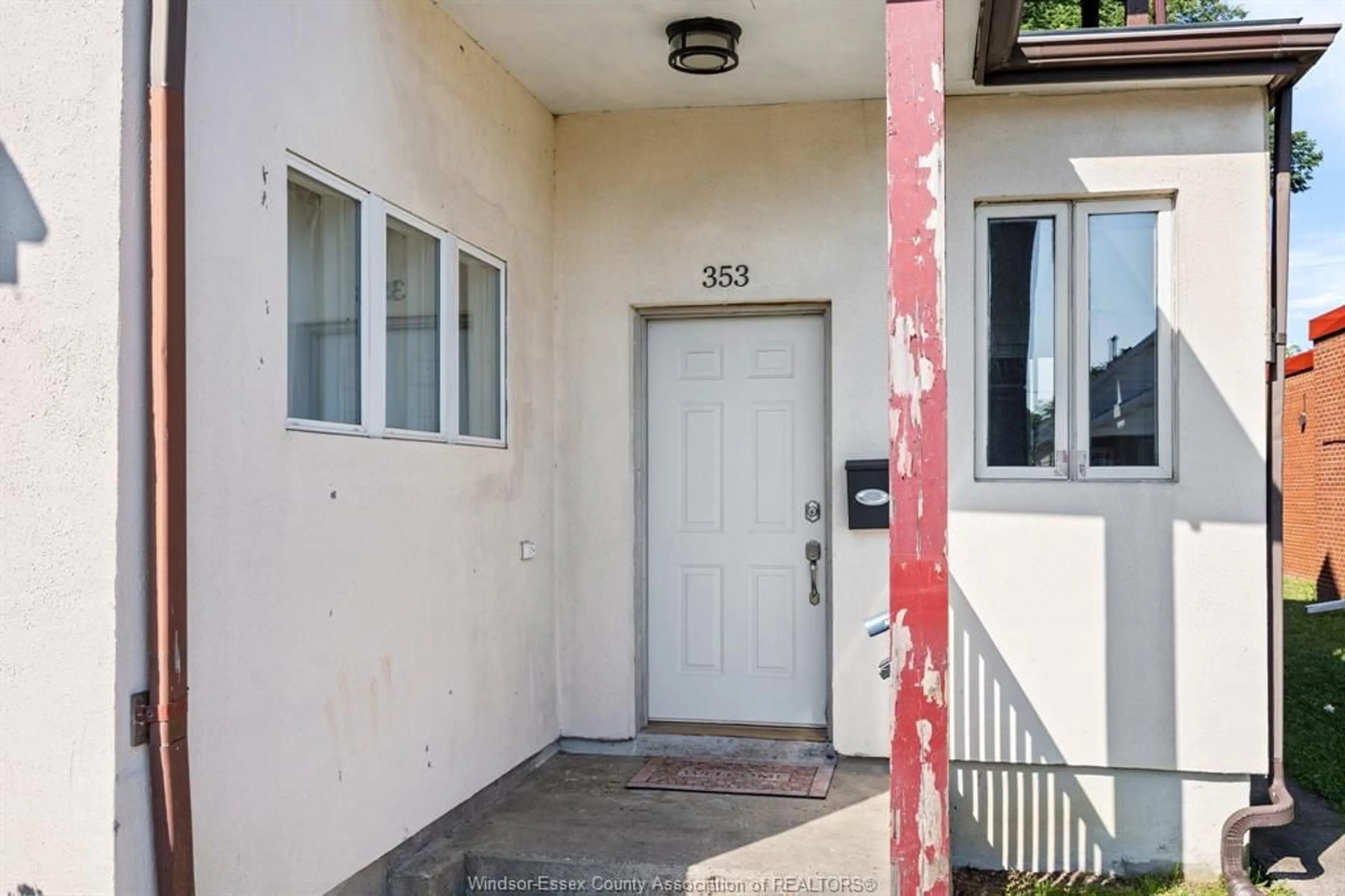 Indoor entryway for 353-359 LOUIS, Windsor Ontario N9E 3A8
