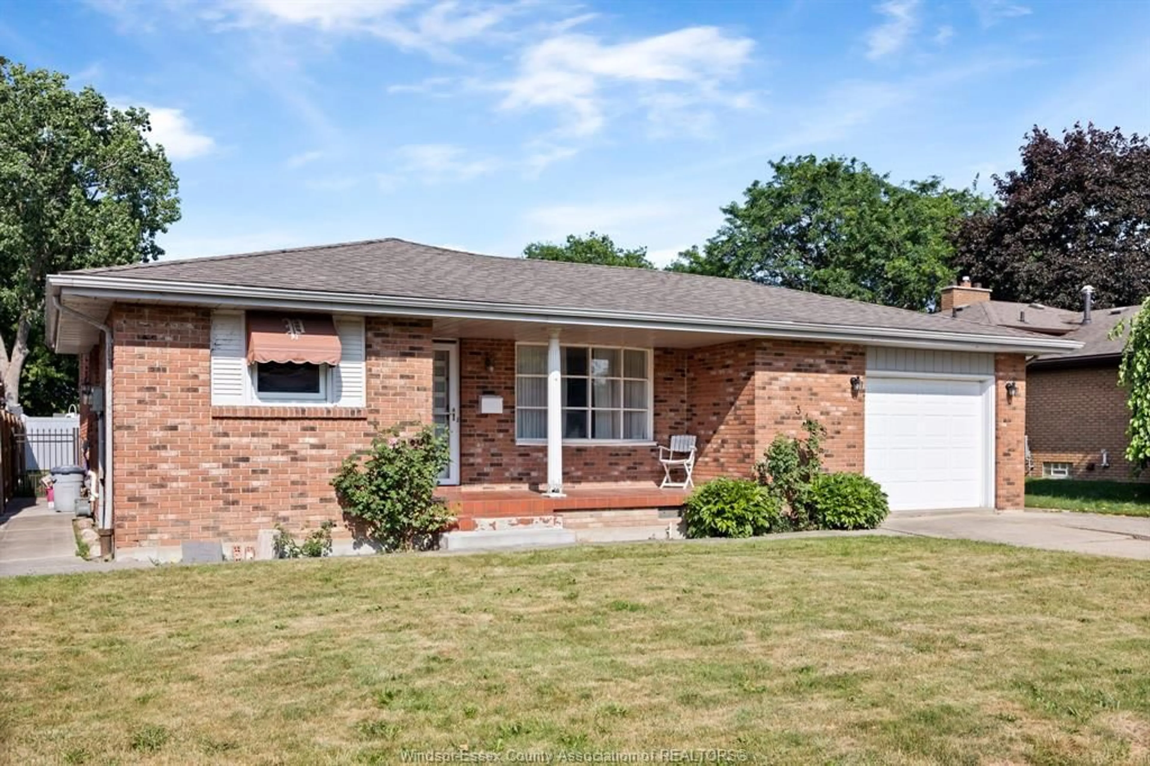 Home with brick exterior material, street for 3158 BRIARBANK, Windsor Ontario N8R 1T3