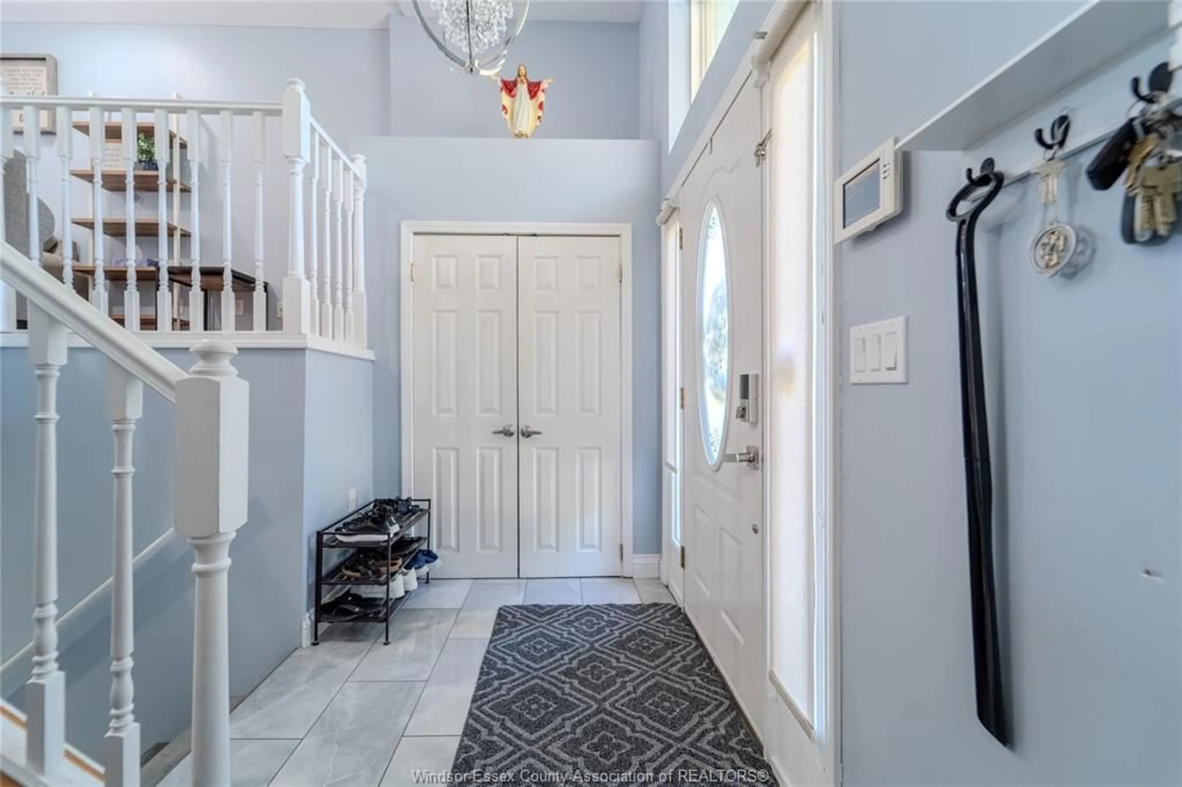 Indoor entryway for 625 HILDEGARDE, Windsor Ontario N8X 2Z7