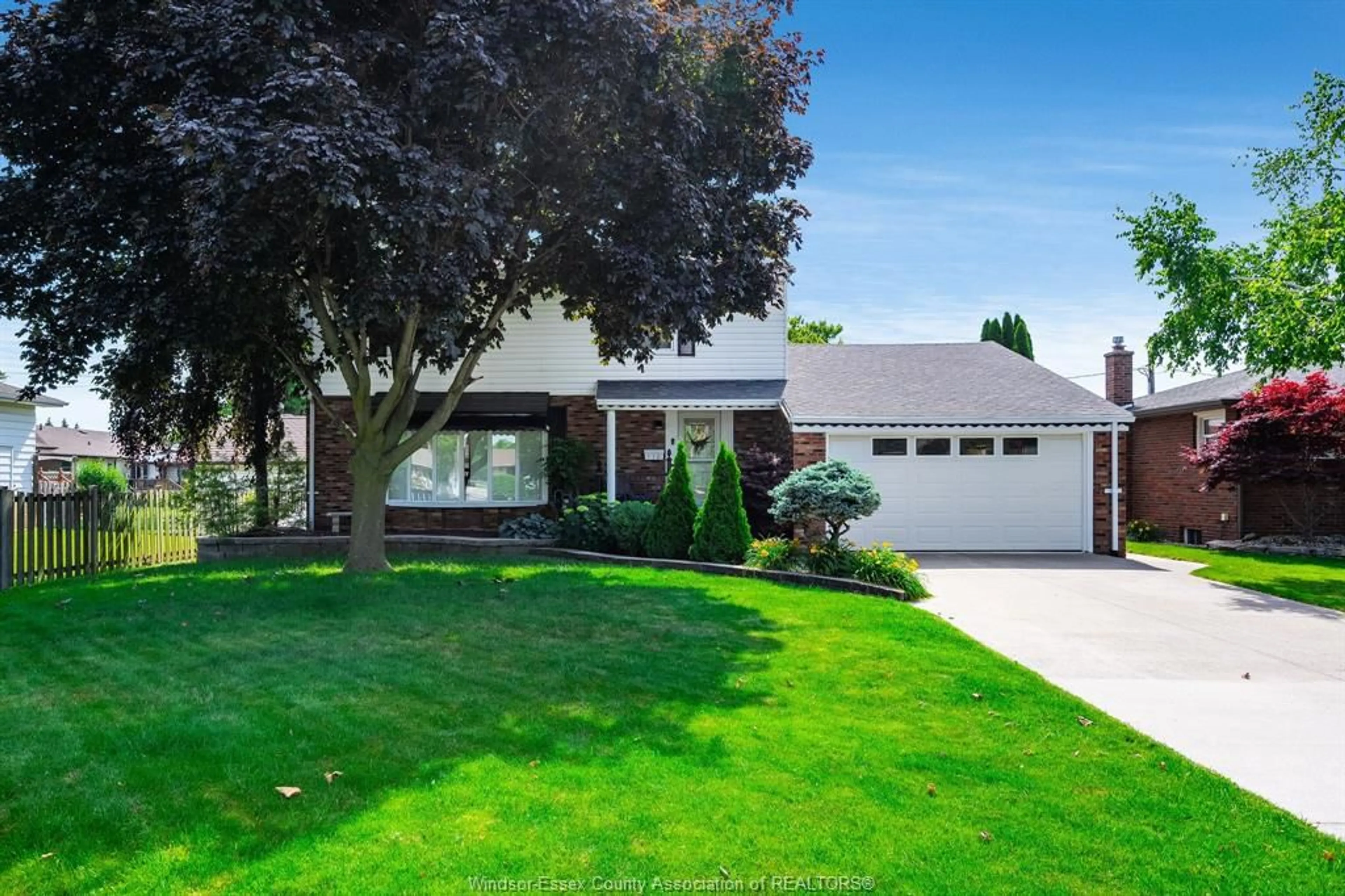 Home with vinyl exterior material, street for 110 DANFORTH Ave, Leamington Ontario N8H 2R2