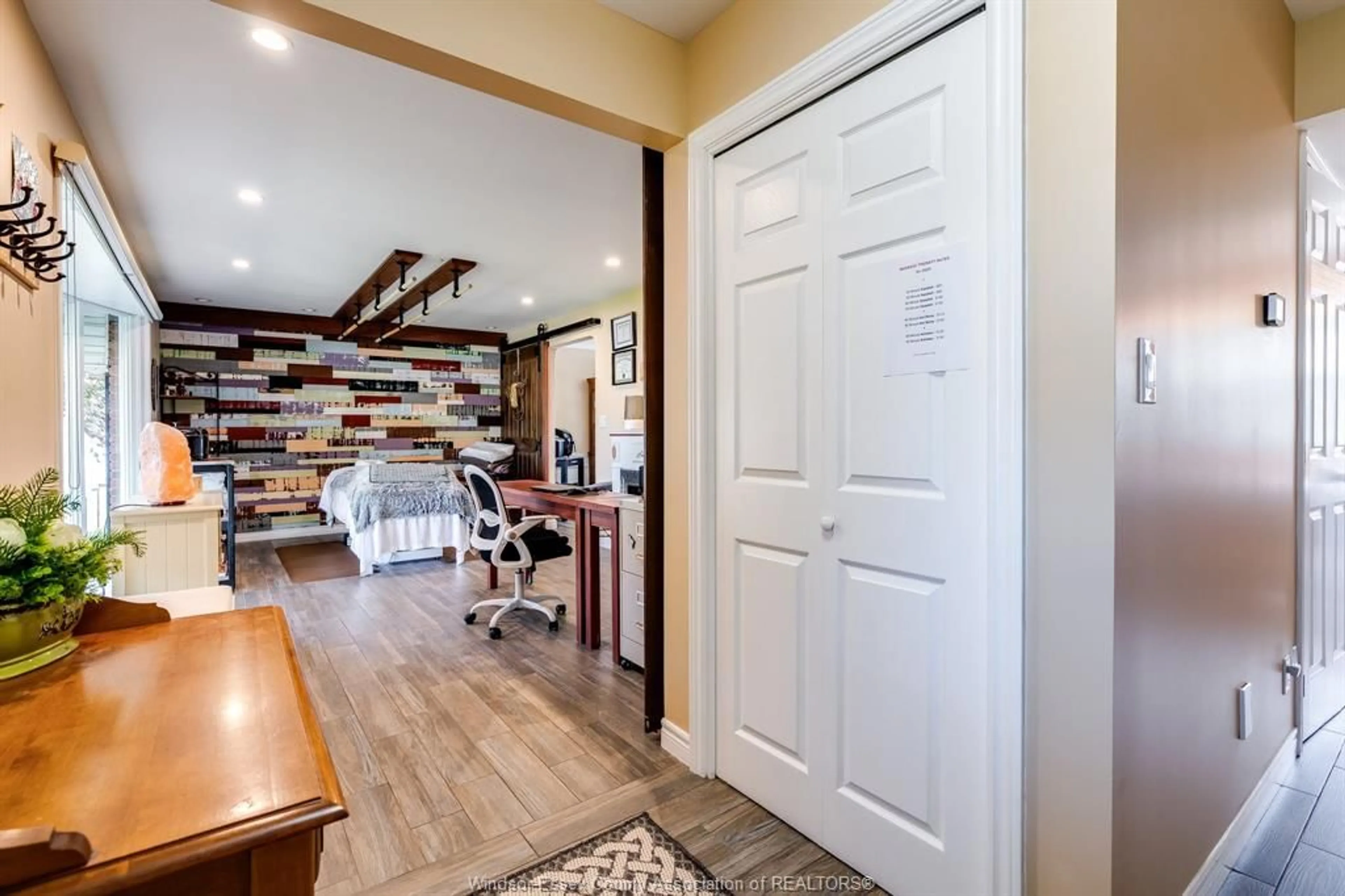 Indoor entryway for 110 DANFORTH Ave, Leamington Ontario N8H 2R2