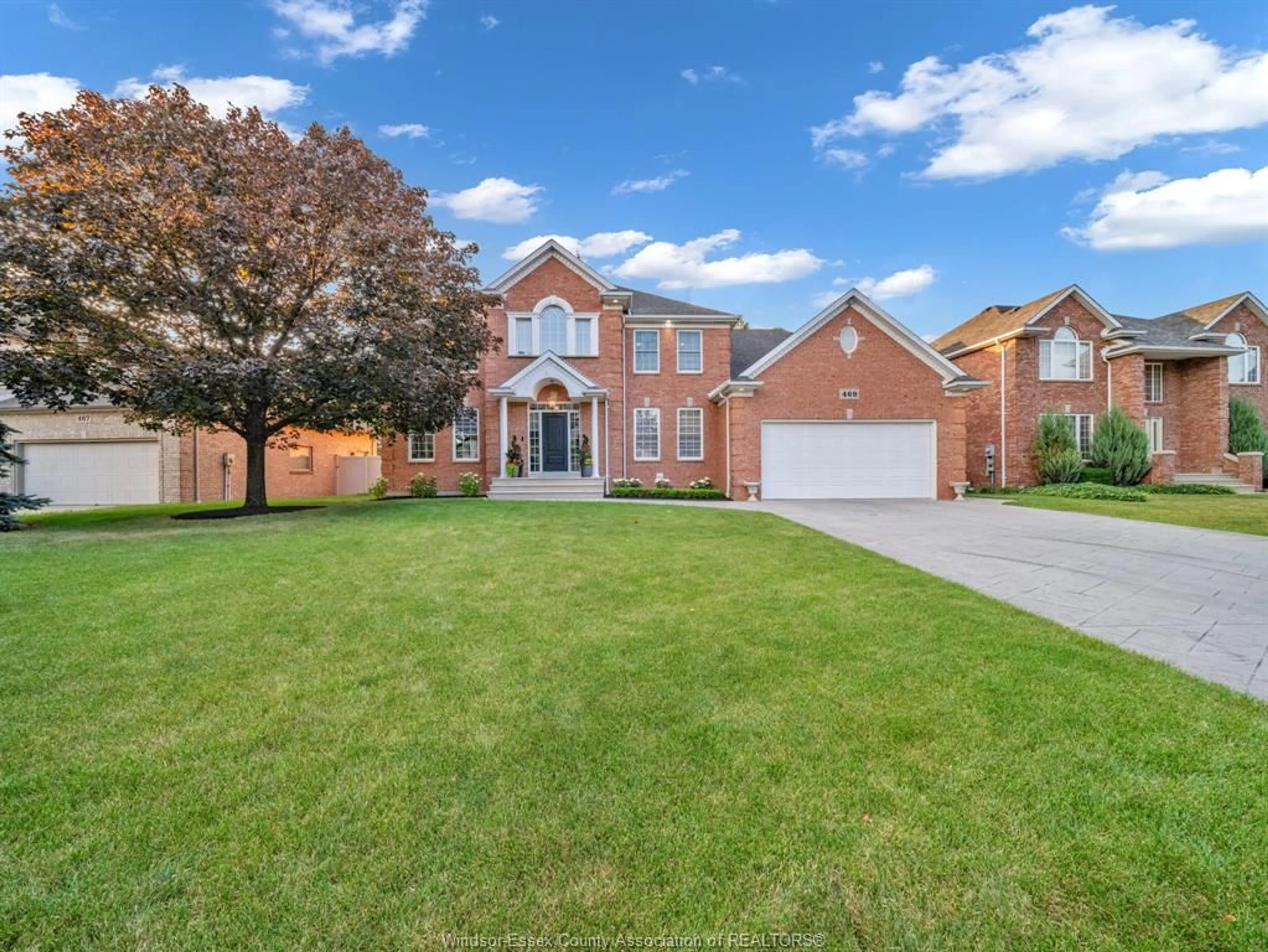 A pic from outside/outdoor area/front of a property/back of a property/a pic from drone, street for 469 ORCHARD PARK Dr, Lakeshore Ontario N8N 4Y1