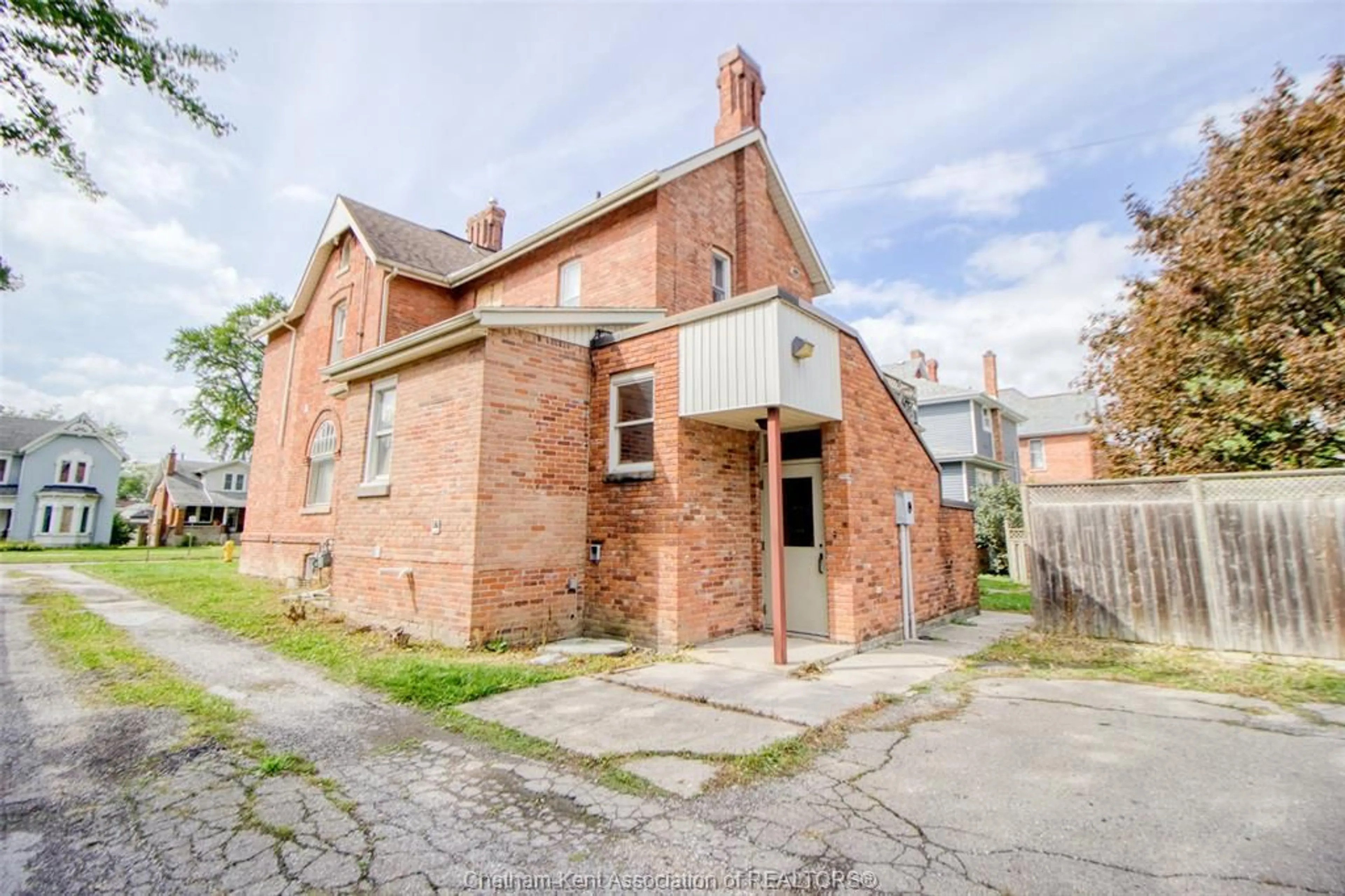 Home with brick exterior material, building for 31 Dufferin Ave Ave, Chatham Ontario N7M 4W6