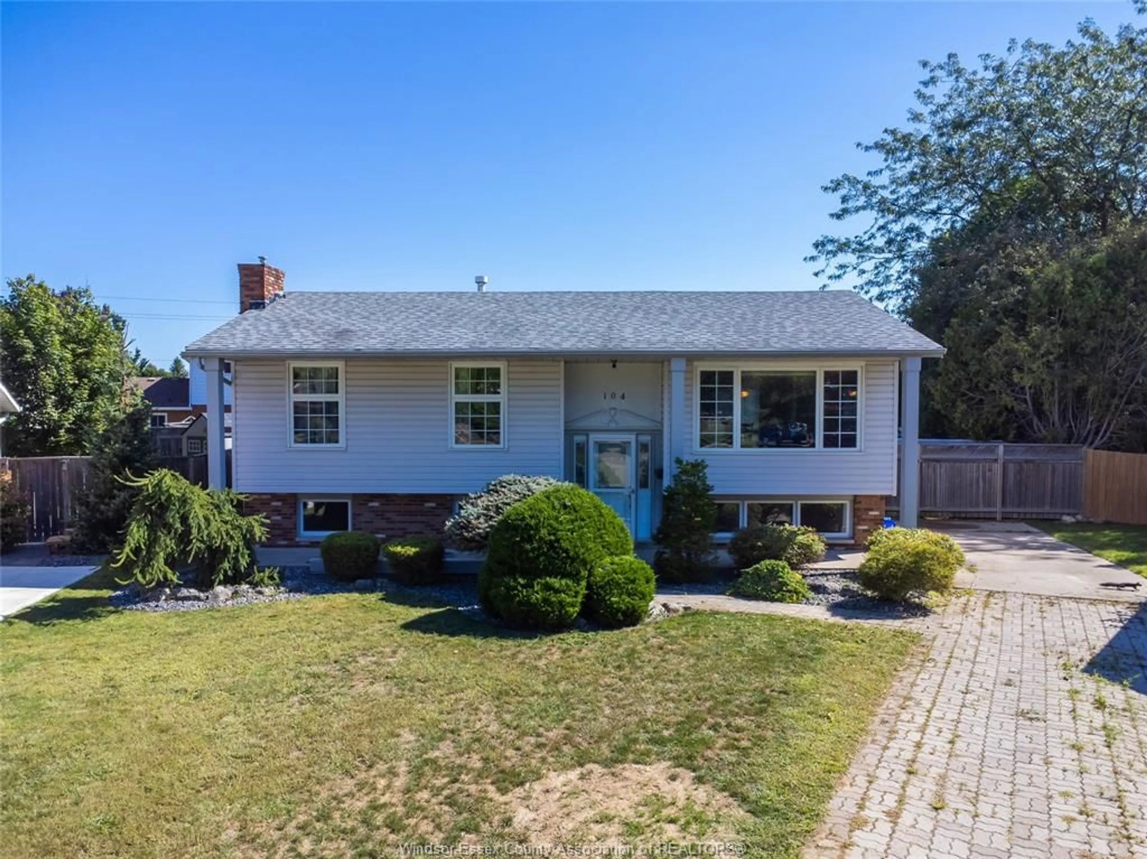 A pic from outside/outdoor area/front of a property/back of a property/a pic from drone, street for 104 ARGYLE Cres, Chatham Ontario N7L 4T8