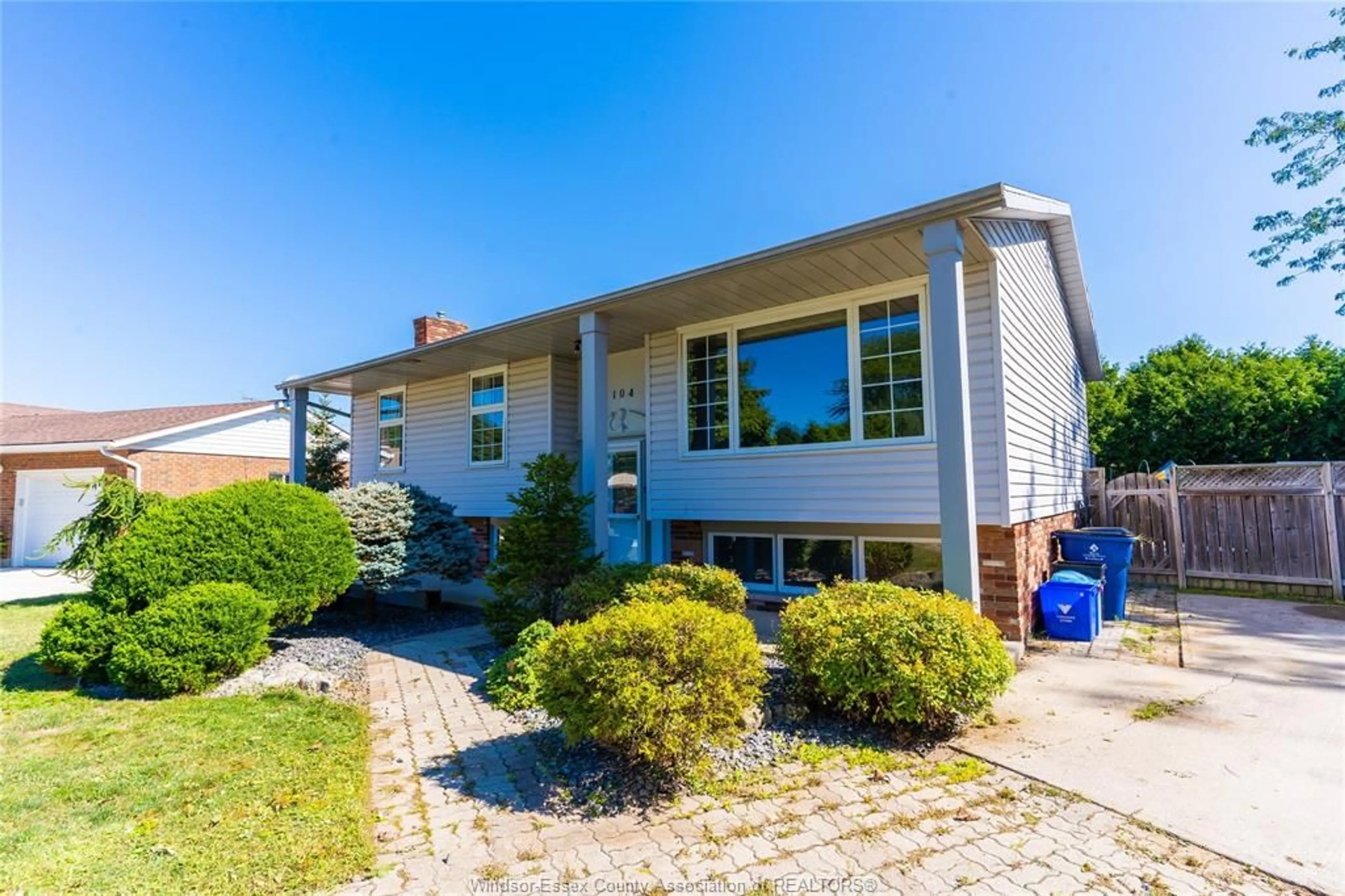 Home with vinyl exterior material, street for 104 ARGYLE Cres, Chatham Ontario N7L 4T8