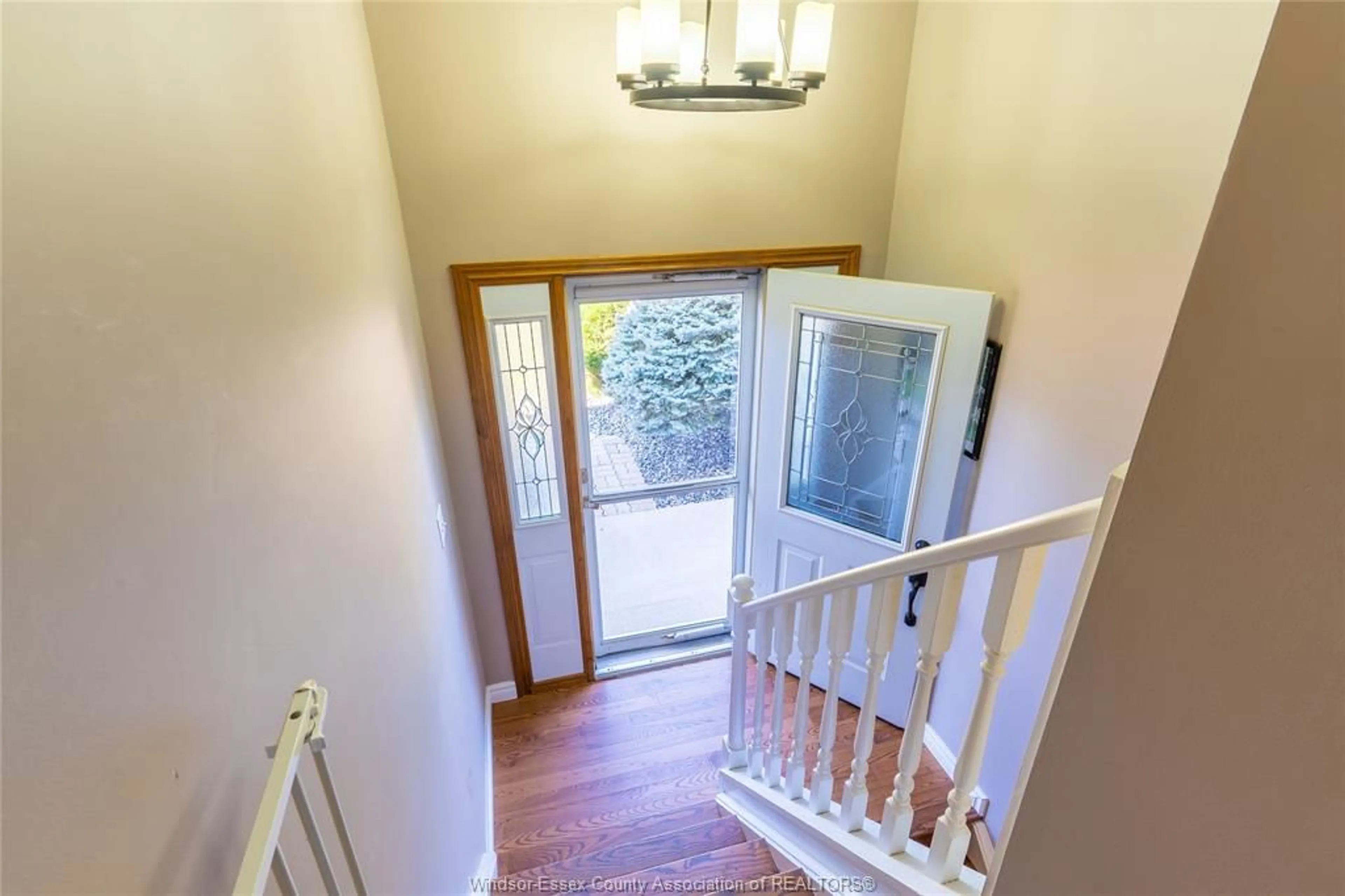 Indoor entryway for 104 ARGYLE Cres, Chatham Ontario N7L 4T8