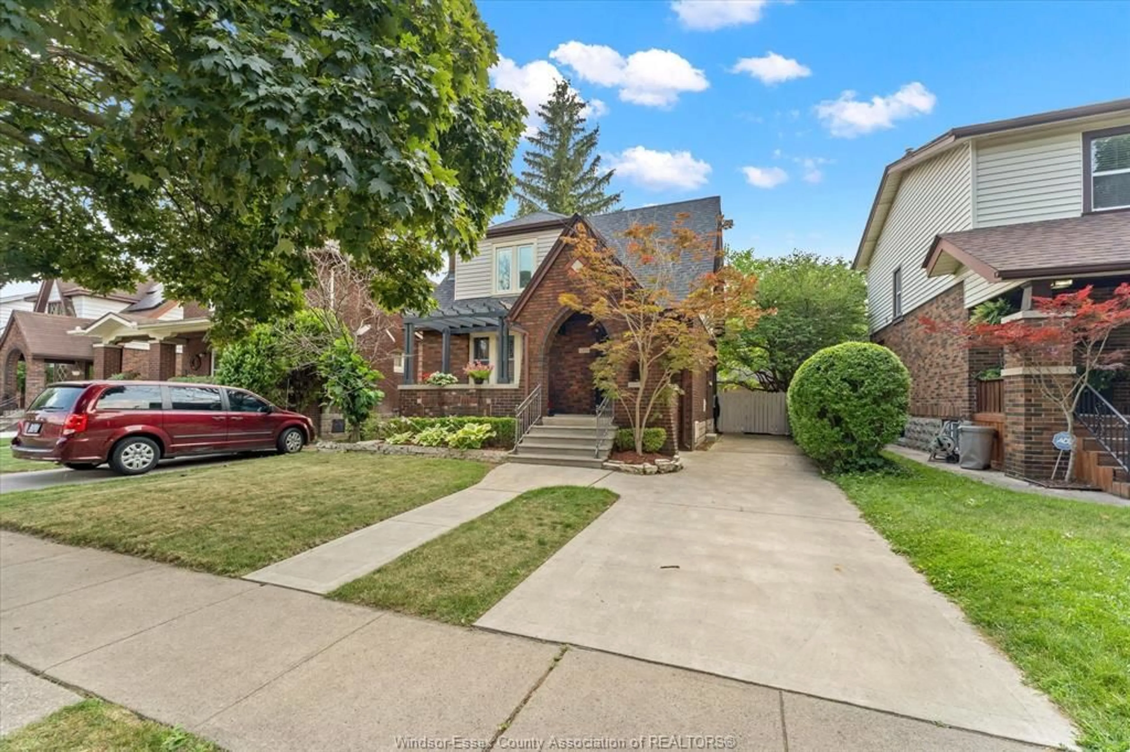 A pic from outside/outdoor area/front of a property/back of a property/a pic from drone, street for 2151 CHILVER, Windsor Ontario N8W 2V1