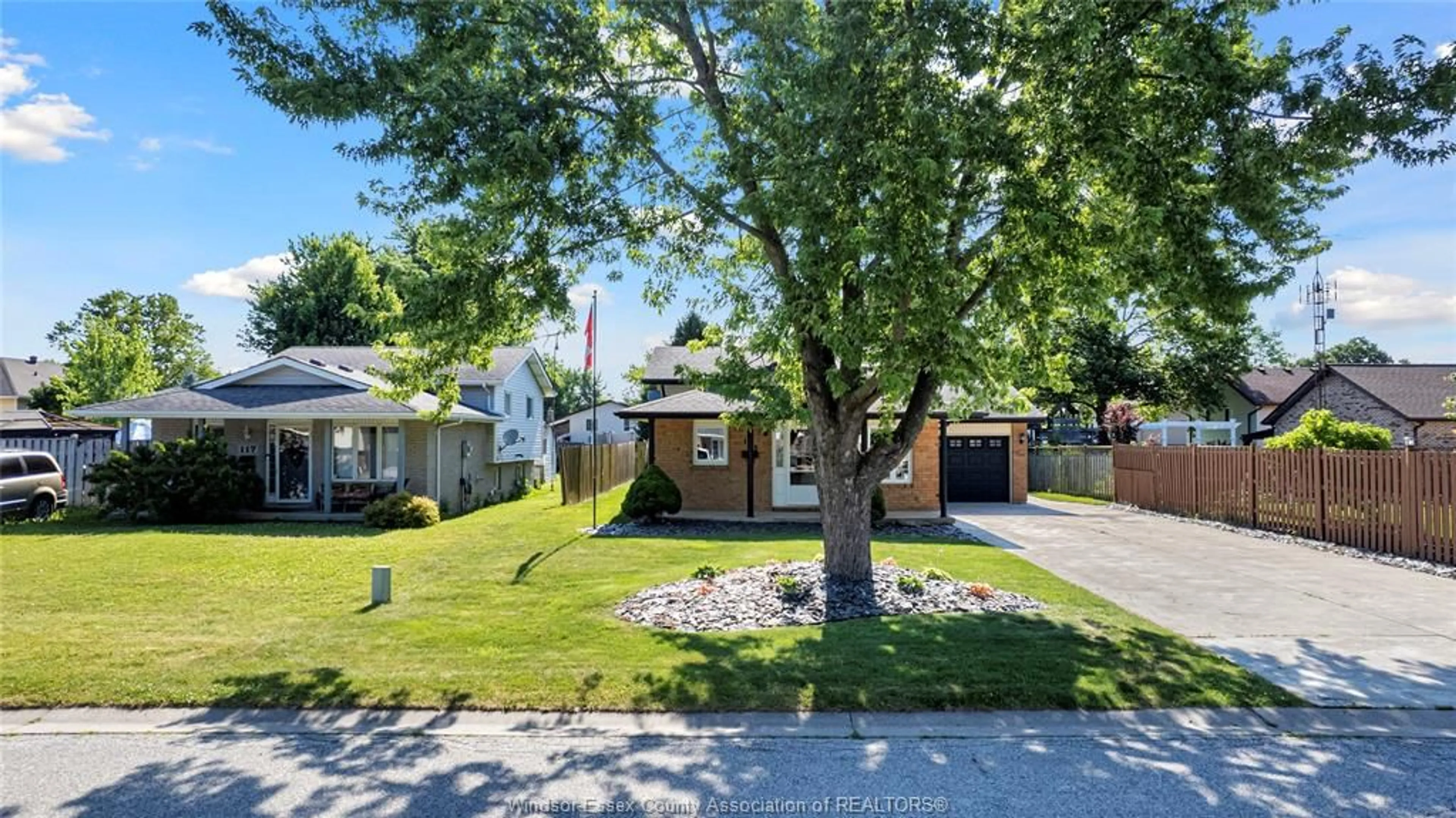 A pic from outside/outdoor area/front of a property/back of a property/a pic from drone, street for 123 STANTON Crt, Essex Ontario N8M 3B8