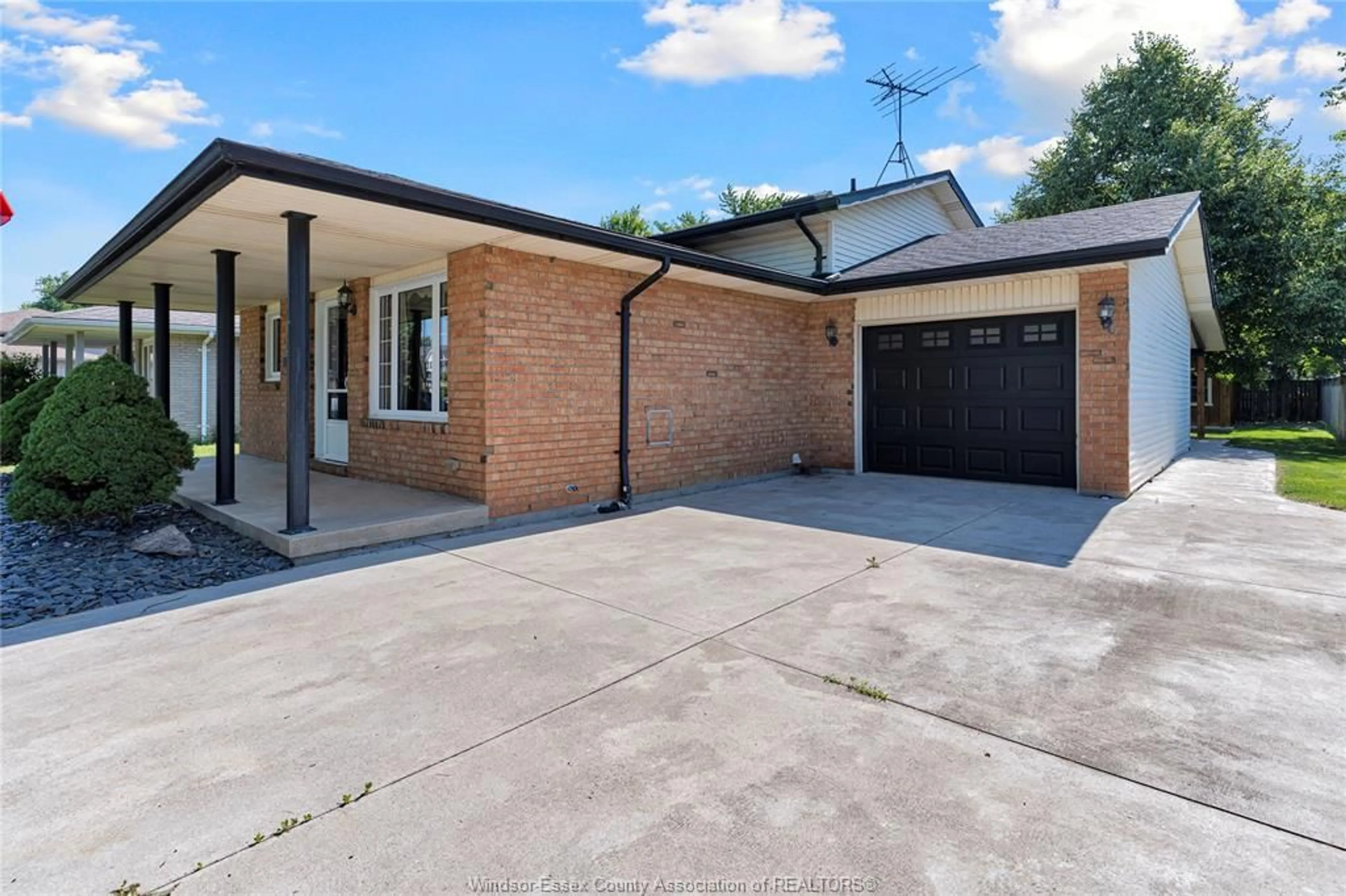 Home with brick exterior material, street for 123 STANTON Crt, Essex Ontario N8M 3B8