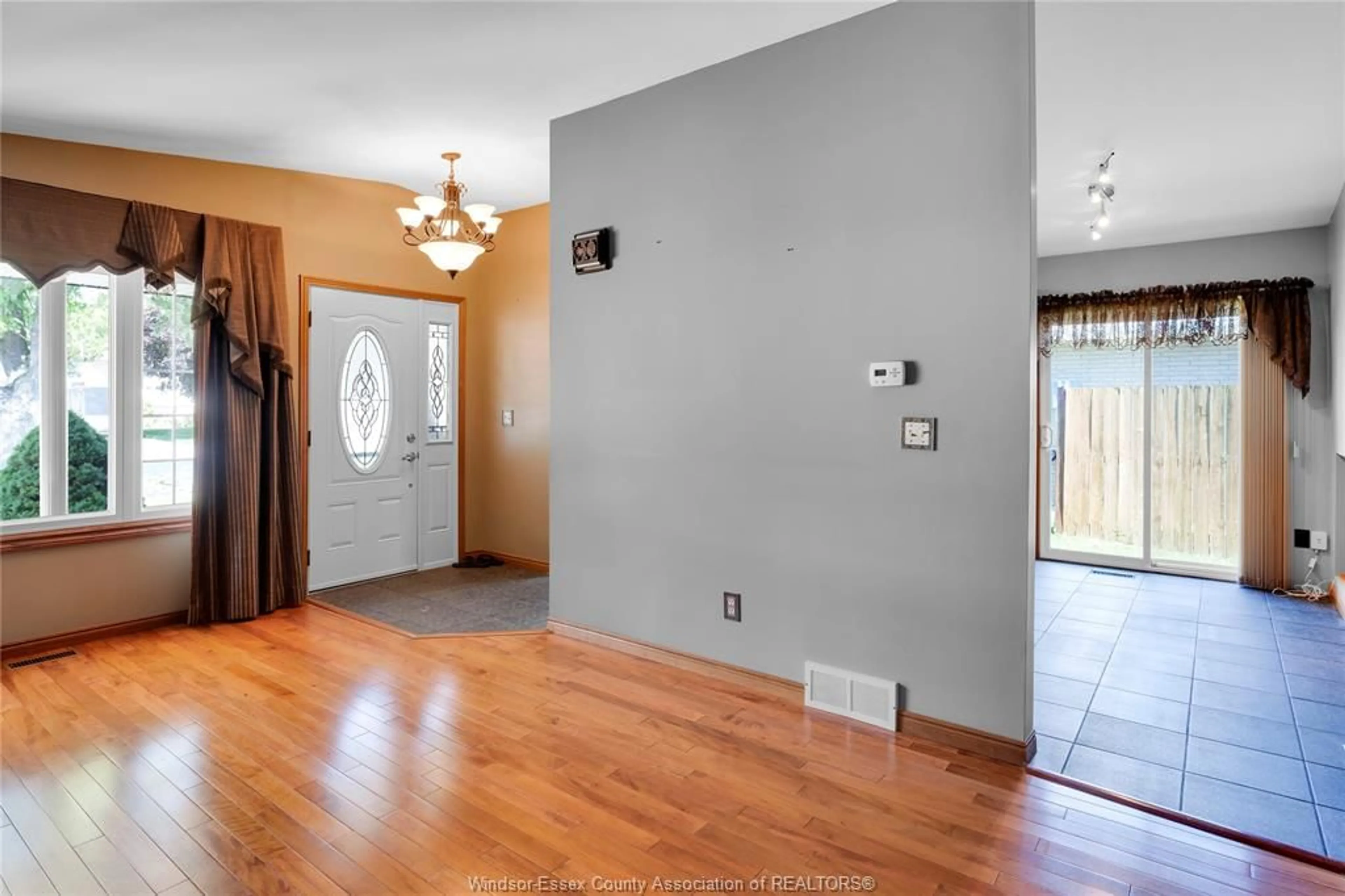Indoor entryway for 123 STANTON Crt, Essex Ontario N8M 3B8