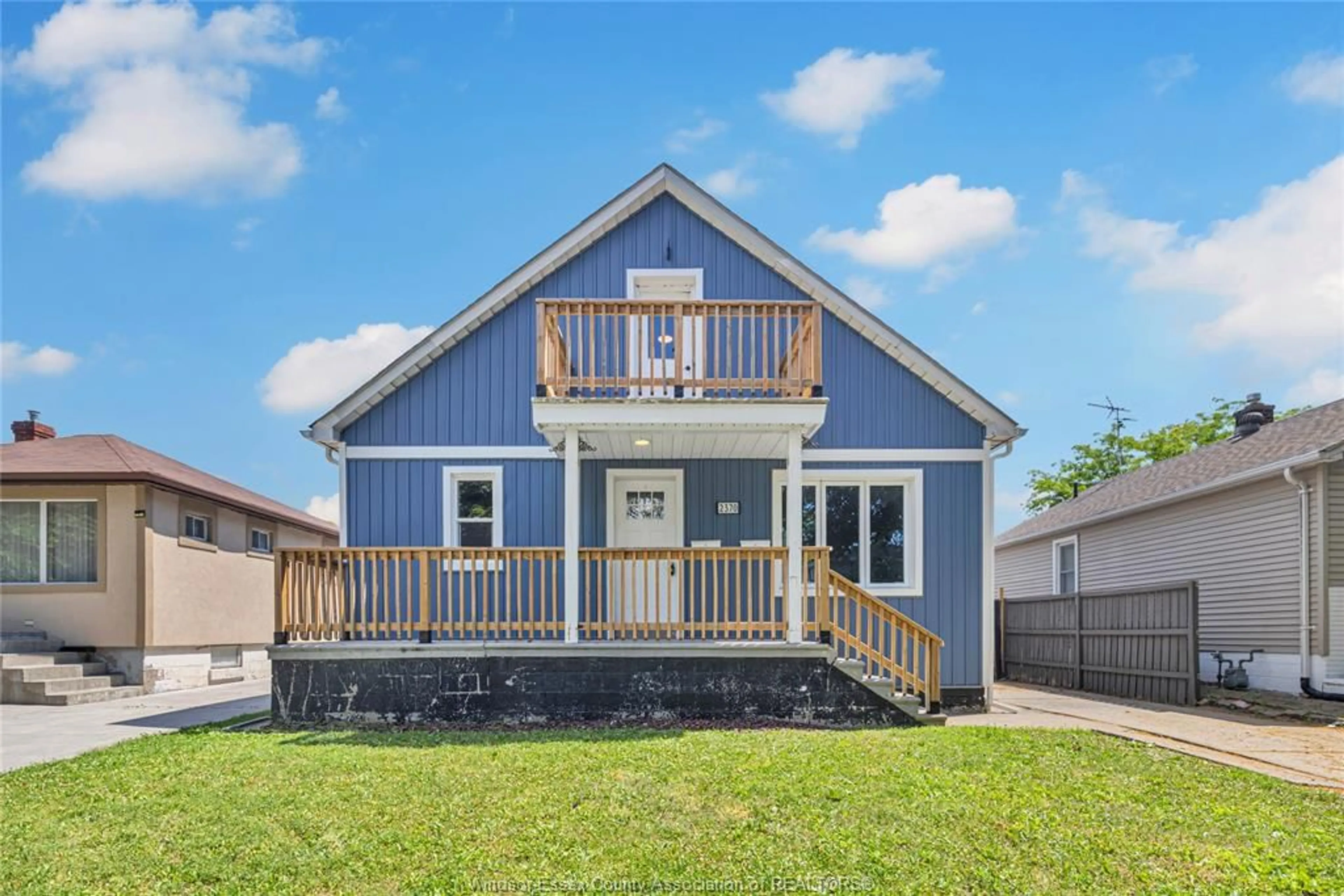 Home with vinyl exterior material, unknown for 2370 ALEXIS, Windsor Ontario N8W 3Z2