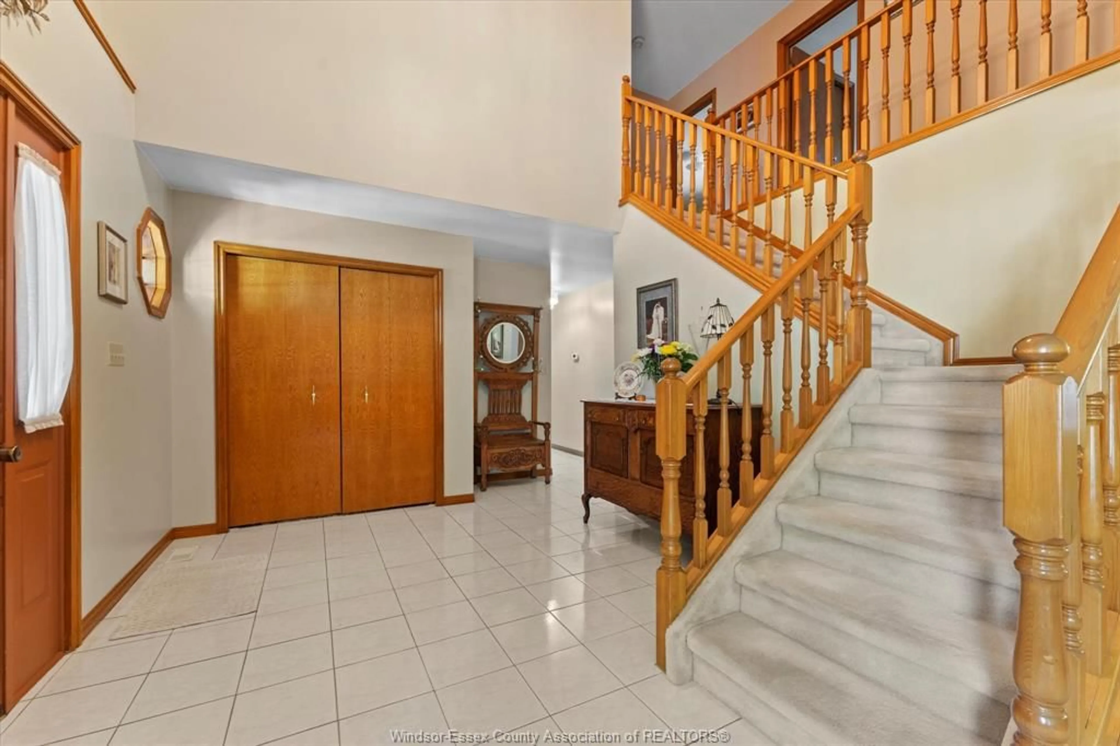 Indoor foyer for 606 PINE RIDGE Ave, Amherstburg Ontario N9V 3W3