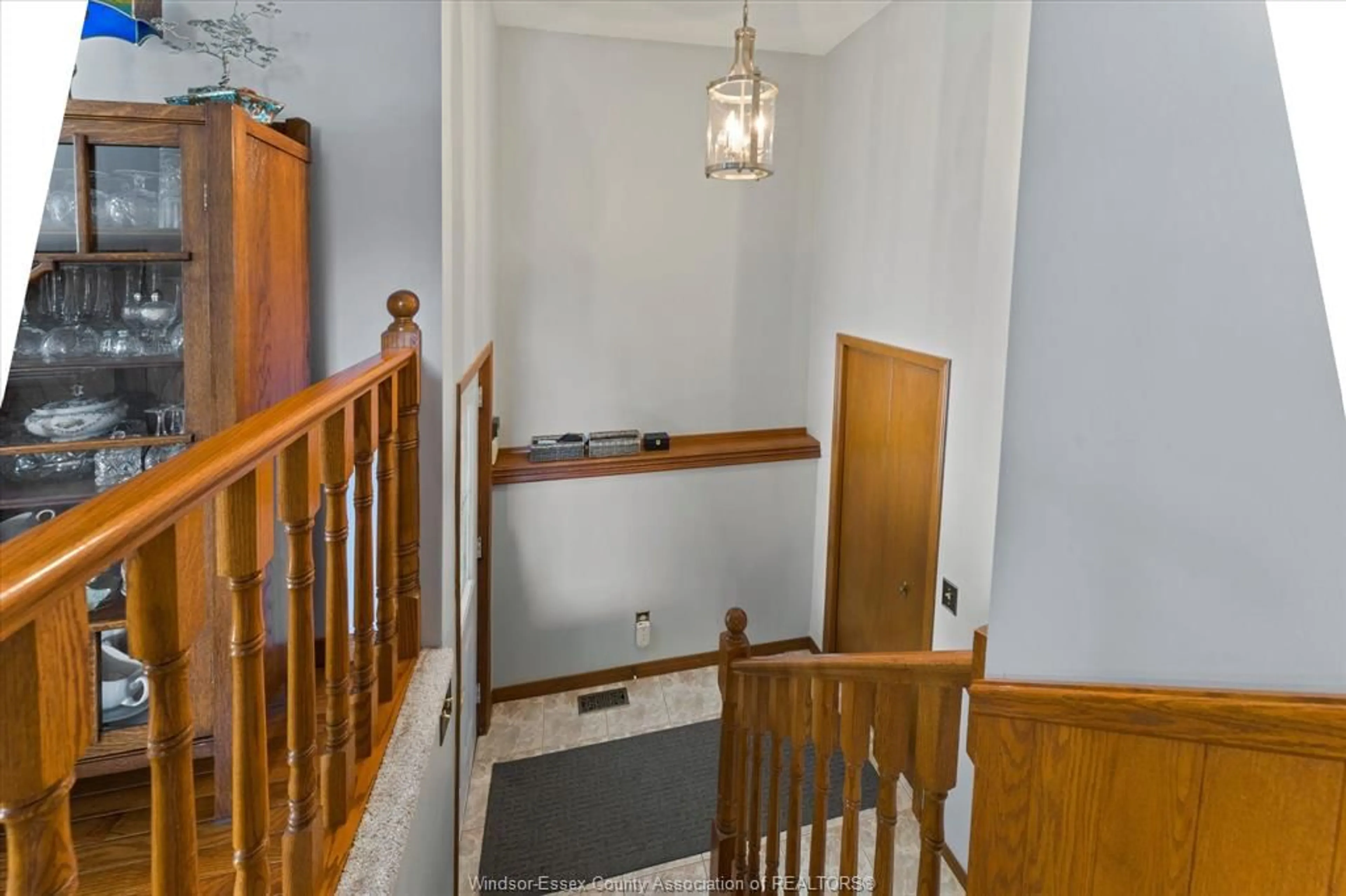 Indoor foyer for 3705 BYNG Rd, Windsor Ontario N8W 3J3