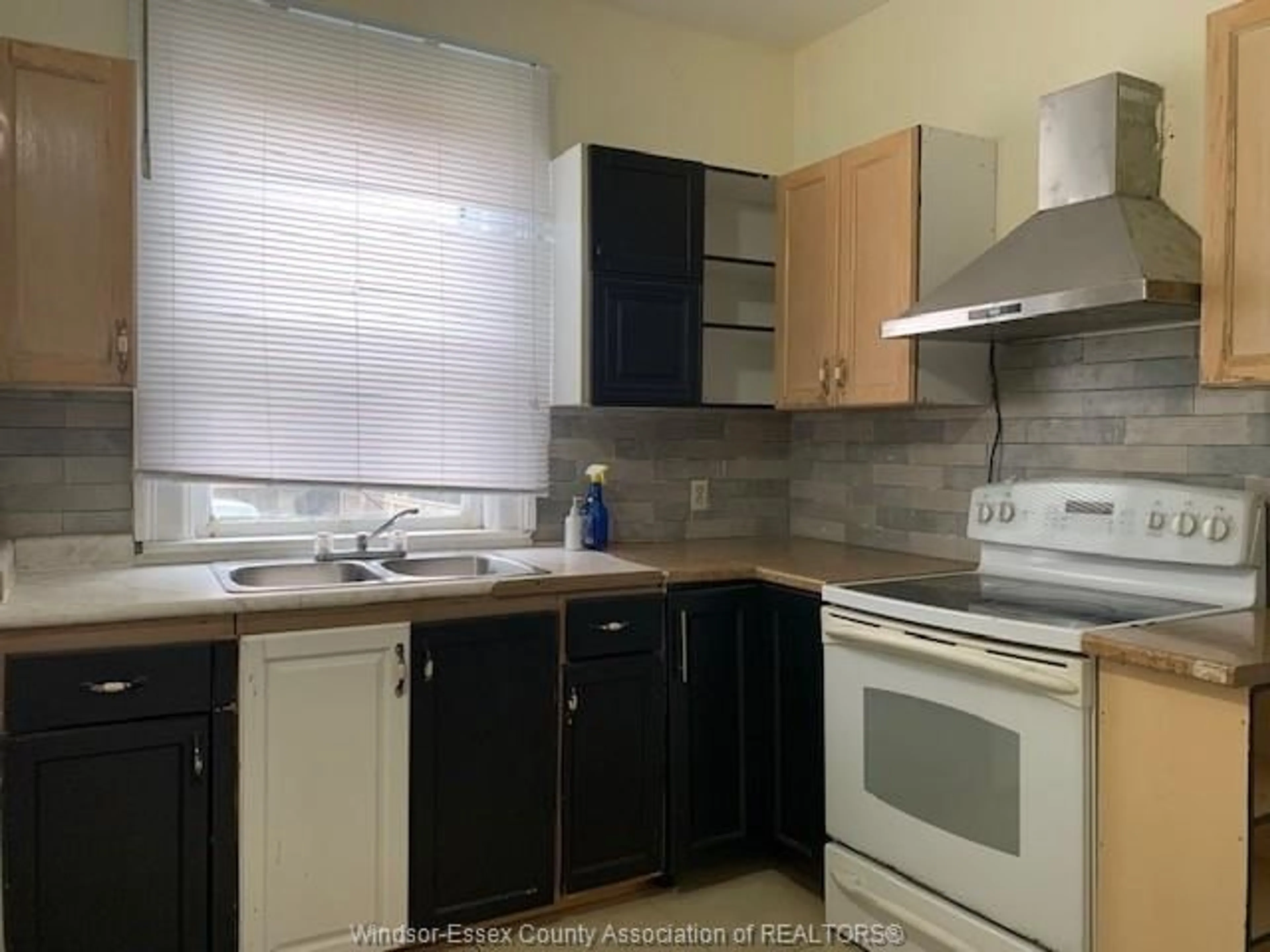 Standard kitchen, unknown for 426 BRUCE, Windsor Ontario N9A 4W7