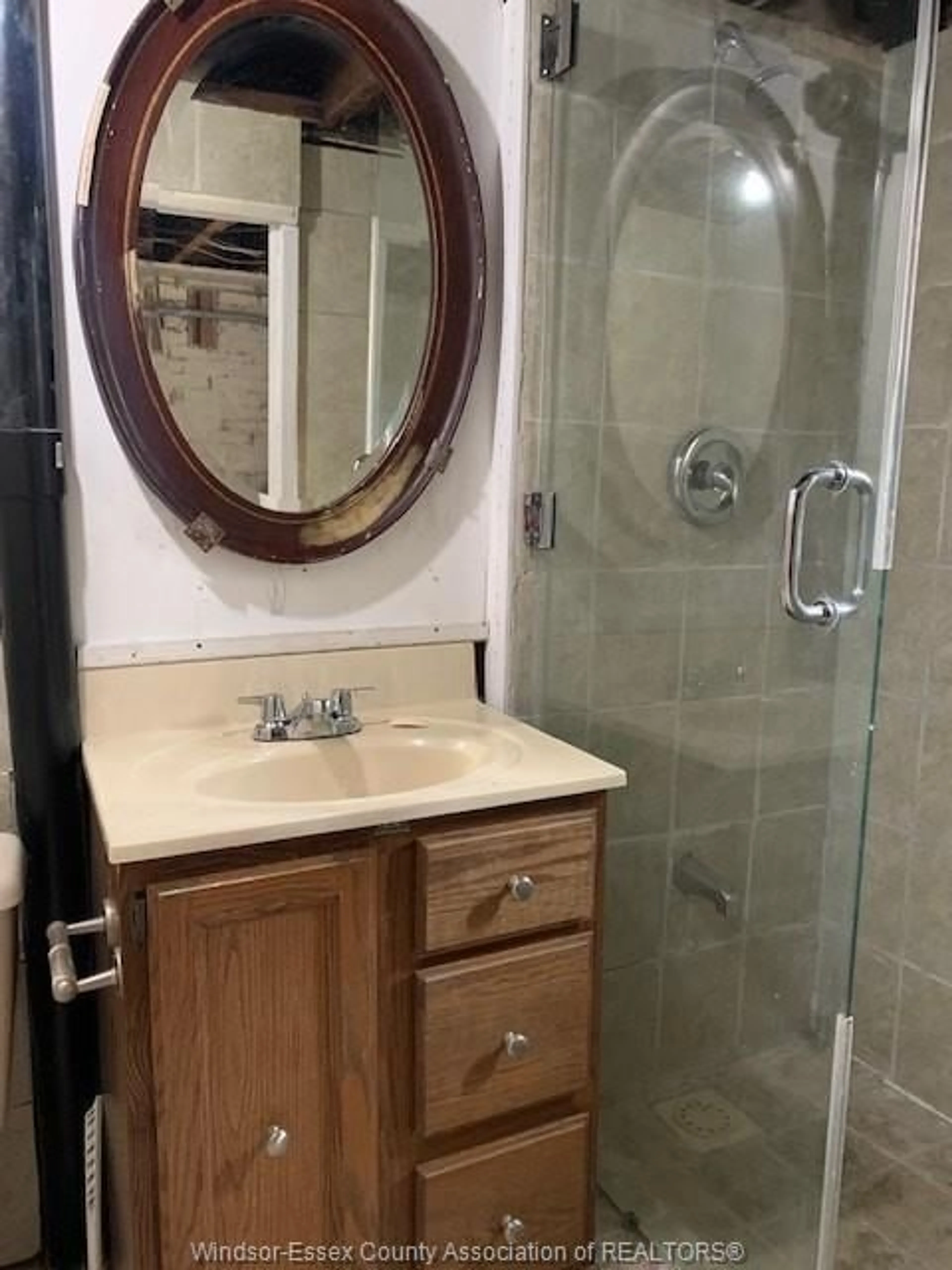 Standard bathroom, ceramic/tile floor for 426 BRUCE, Windsor Ontario N9A 4W7