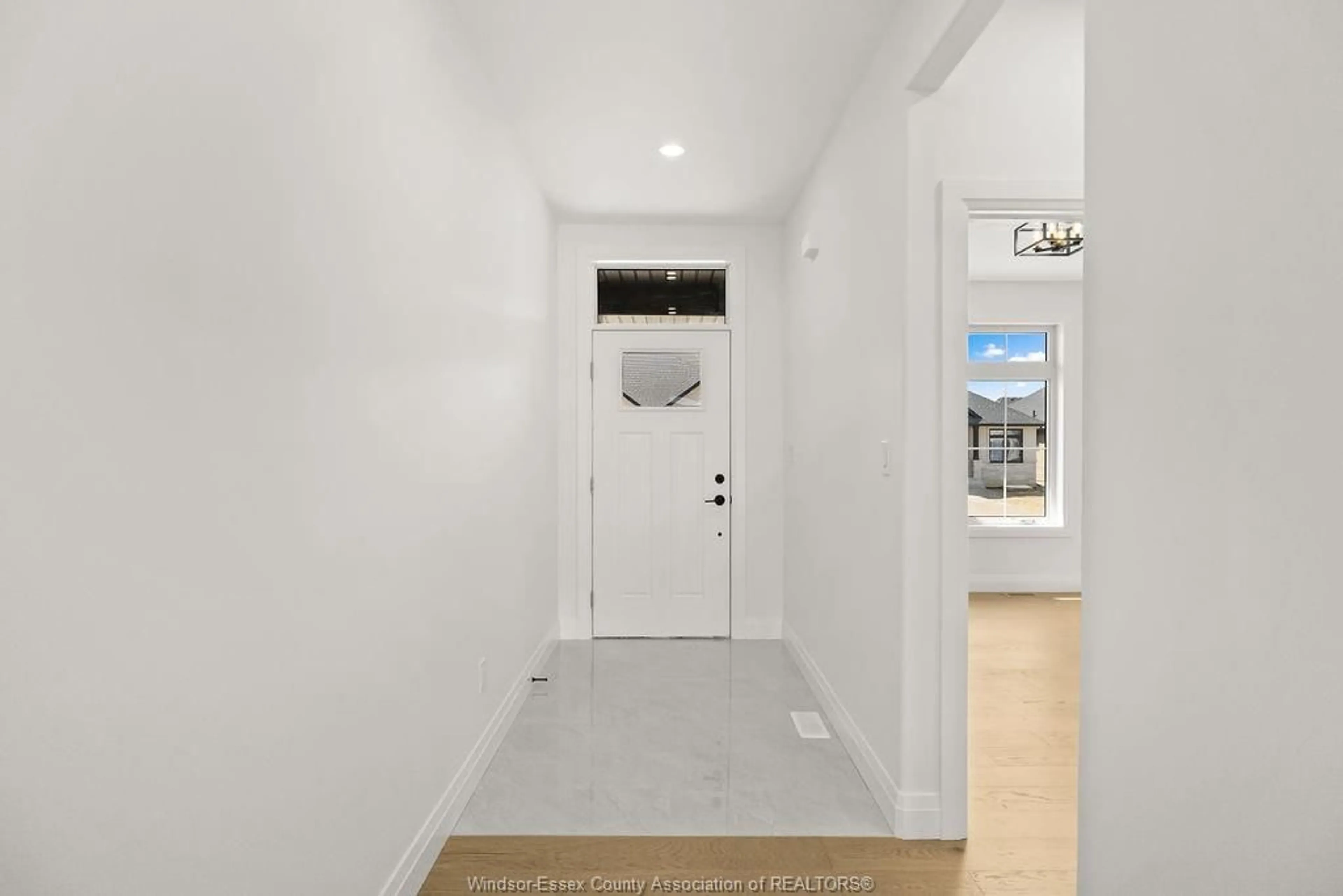 Indoor entryway for 2575 BARKLEY, Windsor Ontario N8P 0E9