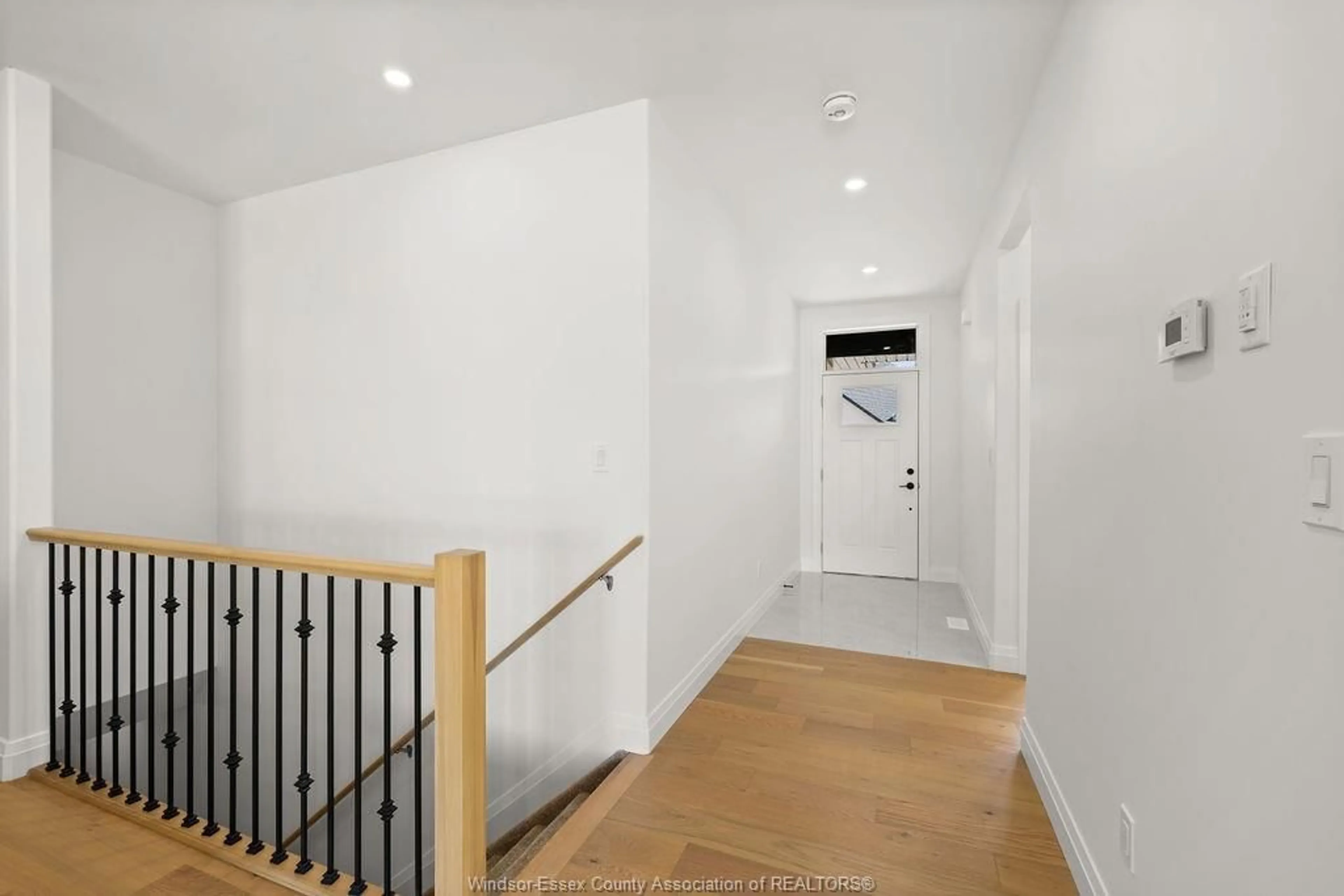Indoor foyer for 2575 BARKLEY, Windsor Ontario N8P 0E9