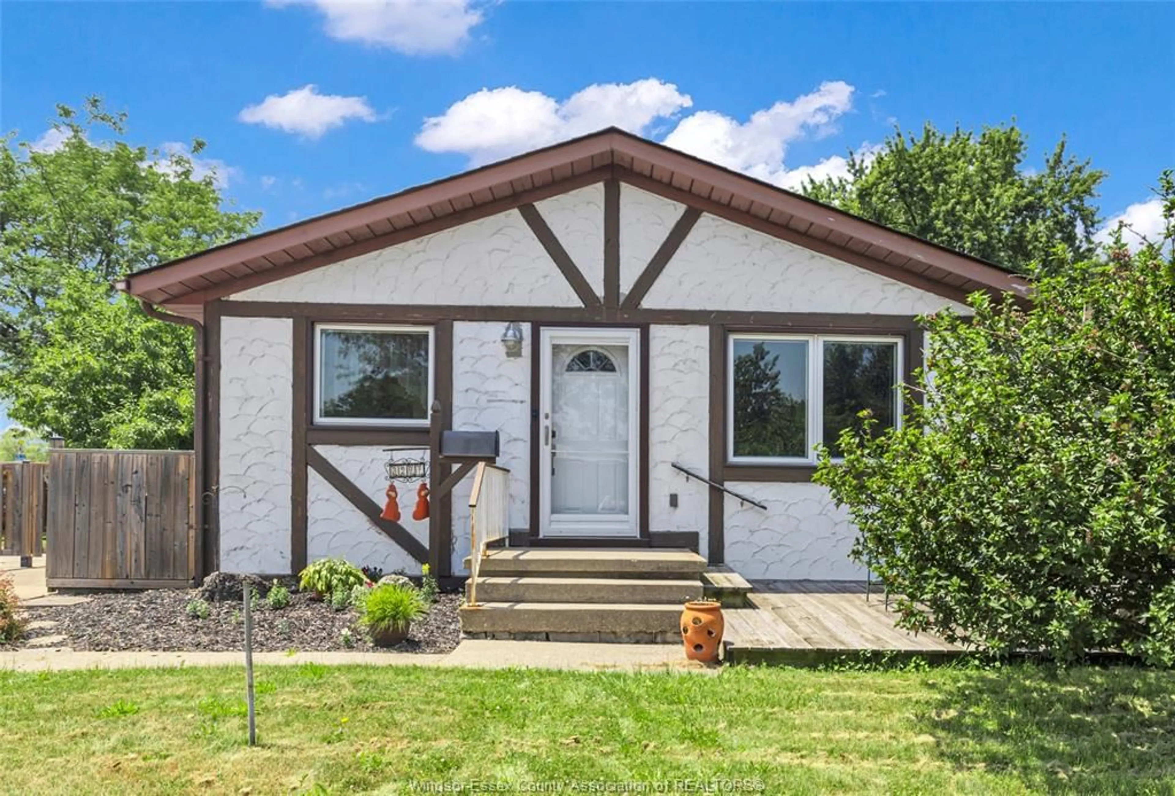 Home with vinyl exterior material, street for 3297 ROSEBRIAR Rd, Windsor Ontario N8R 1Y2