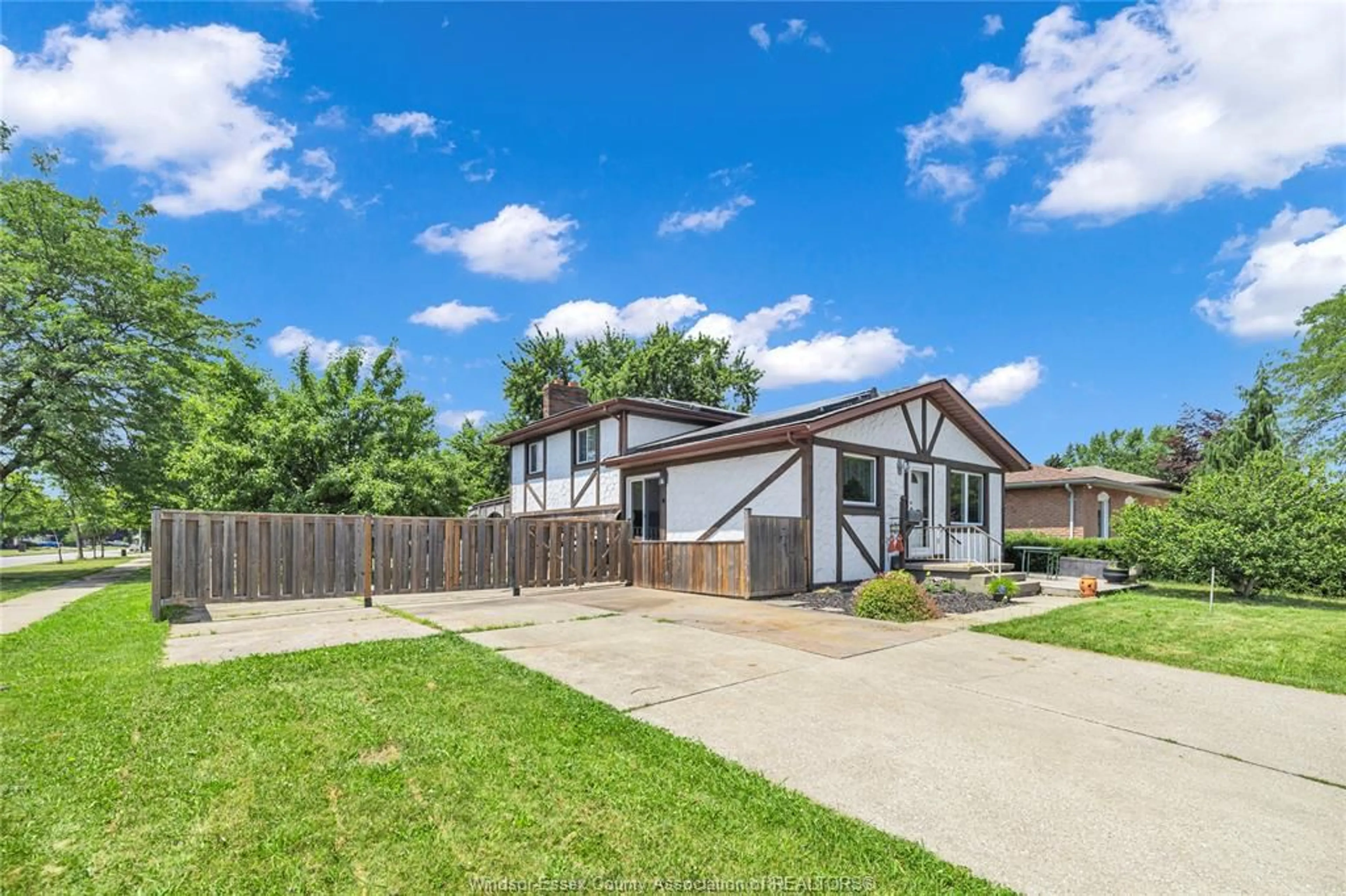 Unknown for 3297 ROSEBRIAR Rd, Windsor Ontario N8R 1Y2